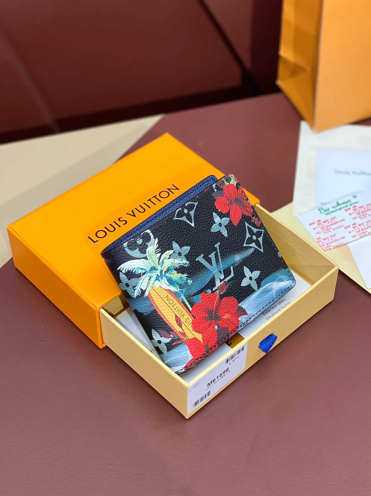 💰340 M61695 Skateboard 🛹 Royal blue! This Slender wallet is made of Monogram Surfin’ coated canvas, with colorful patterns overlapping tropical elements and the brand’s classic logo, giving the iconic piece a retro feel. Inside there are eight card slots and a compartment for banknotes. size: 11x8.5x2cm.