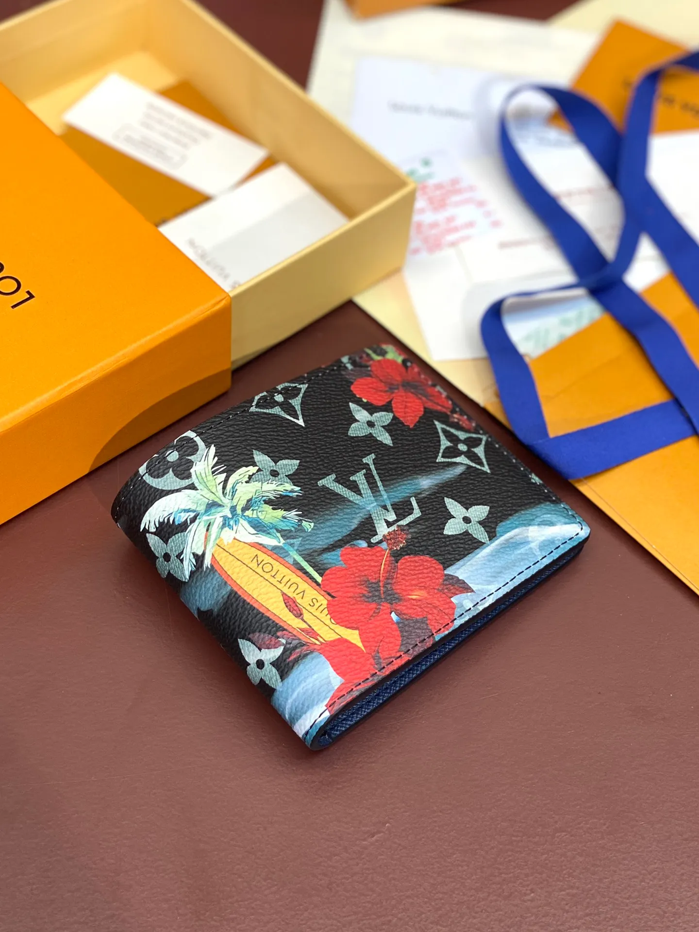 💰340 M61695 Skateboard 🛹 Royal blue! This Slender wallet is made of Monogram Surfin’ coated canvas, with colorful patterns overlapping tropical elements and the brand’s classic logo, giving the iconic piece a retro feel. Inside there are eight card slots and a compartment for banknotes. size: 11x8.5x2cm.