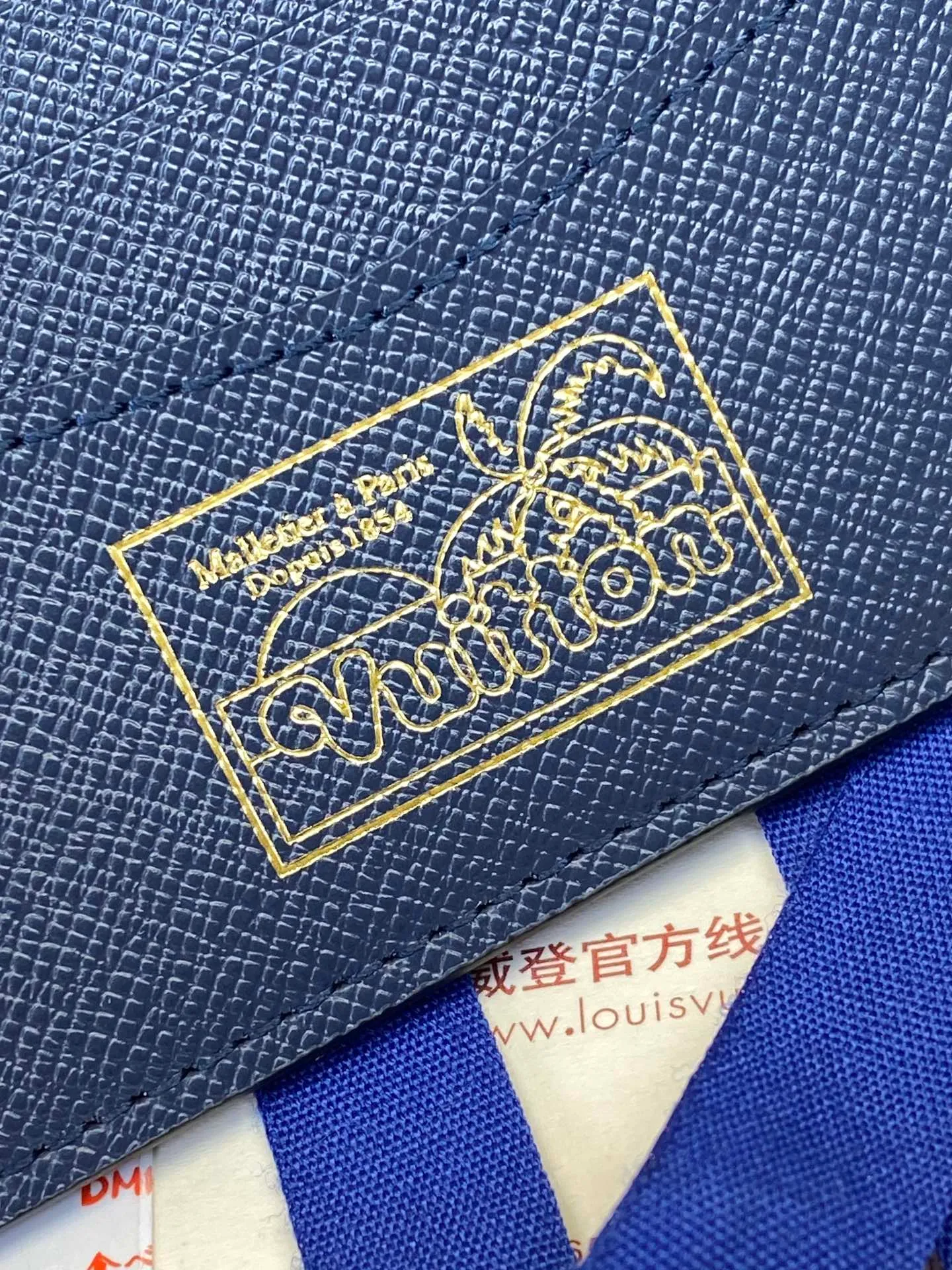 💰340 M61695 Skateboard 🛹 Royal blue! This Slender wallet is made of Monogram Surfin’ coated canvas, with colorful patterns overlapping tropical elements and the brand’s classic logo, giving the iconic piece a retro feel. Inside there are eight card slots and a compartment for banknotes. size: 11x8.5x2cm.