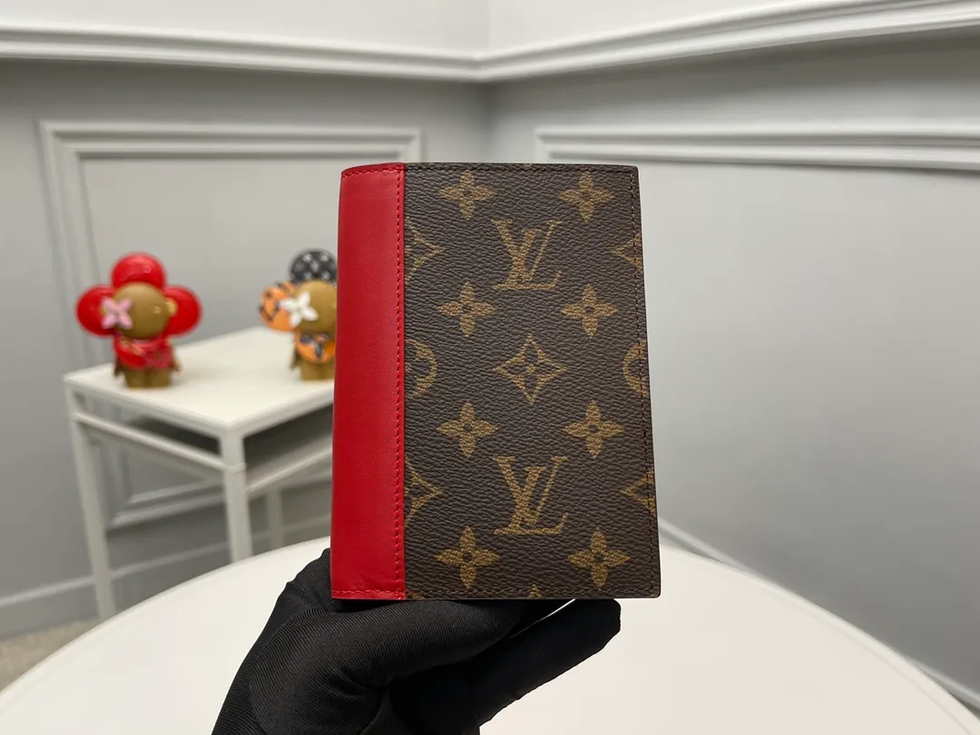 [Top Original Order] M12824 Red Passport 👏👏 The classic items of the manor are decorated with single-frame Macassar canvas into the "Kuvert Paspol NM" with an exquisite atmosphere. Trimmed and lined in colored leather, the "Louis Vuitton Color Mania" collection has a unique design appeal. Dimensions: 10 x 14 x 2.5 cm. 🎁🎁280💰.