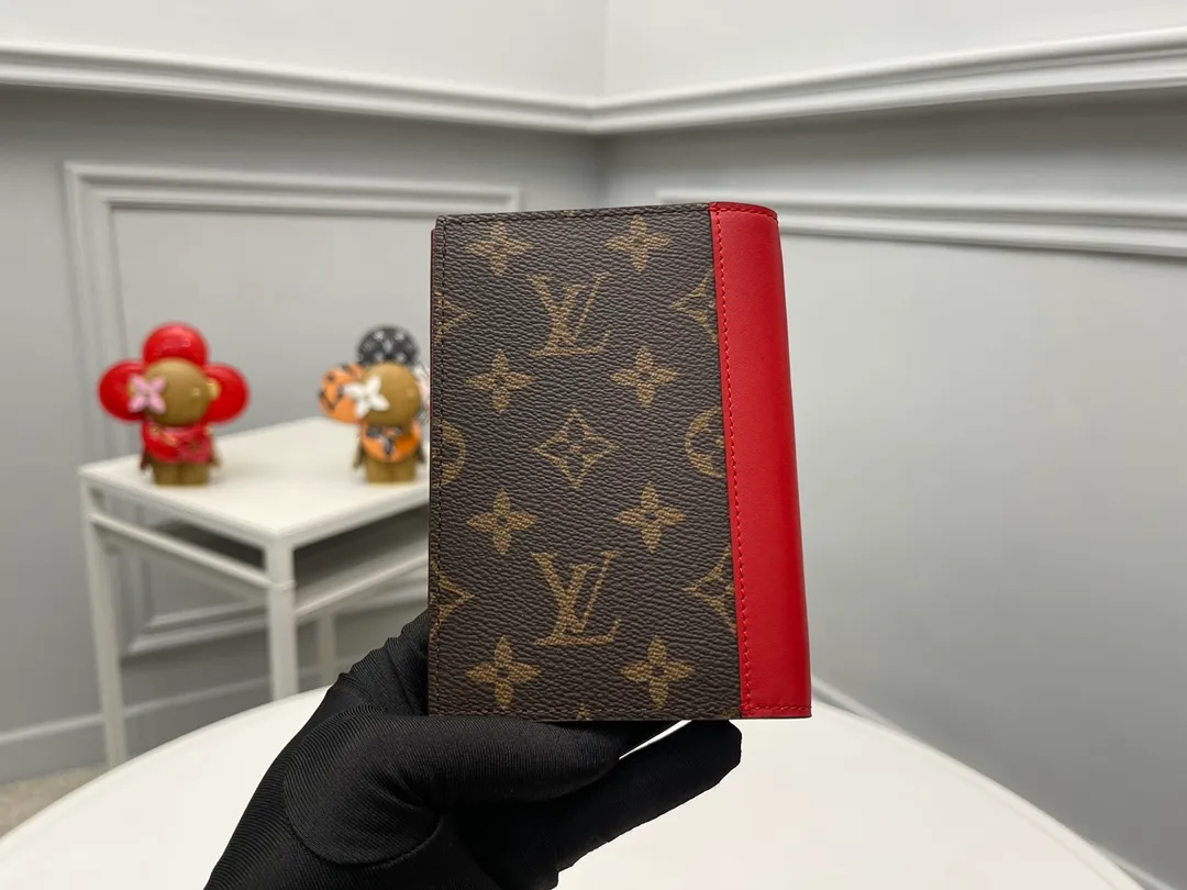 [Top Original Order] M12824 Red Passport 👏👏 The classic items of the manor are decorated with single-frame Macassar canvas into the "Kuvert Paspol NM" with an exquisite atmosphere. Trimmed and lined in colored leather, the "Louis Vuitton Color Mania" collection has a unique design appeal. Dimensions: 10 x 14 x 2.5 cm. 🎁🎁280💰.