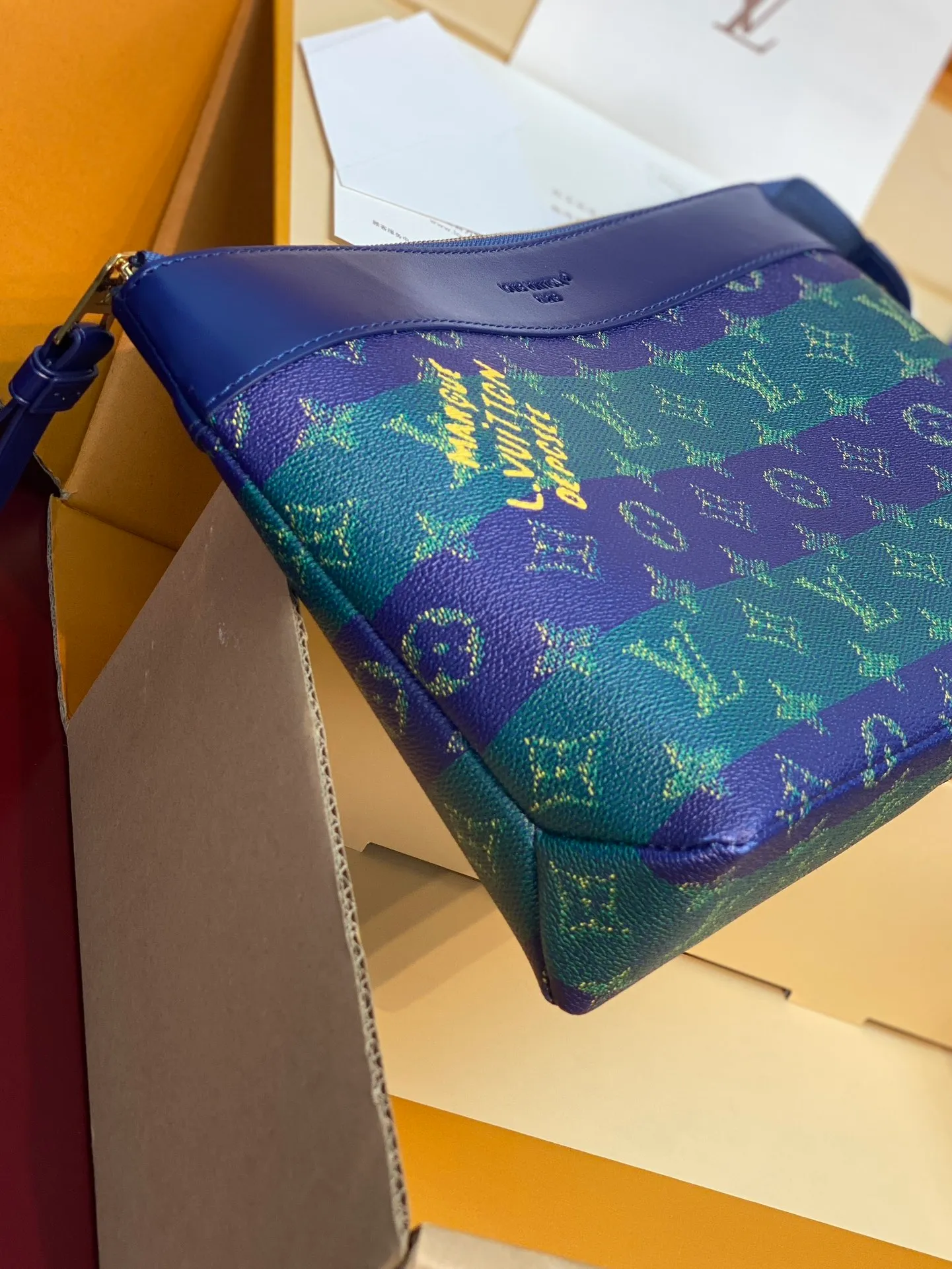 Upgraded version ⚠️M11545 blue stripe! POCHETTE VOYAGE SOUPLE Clutch The Pochette Voyage Souple Clutch is made of soft Monogram Eclipse coated canvas, and uses rounded strokes to outline the classic Pochette Voyage Clutch lines, bringing a comfortable travel experience. The slim construction features a zip compartment and magnetic back pocket. 32 x 21 x 8 cm (length x height x width). 💰700