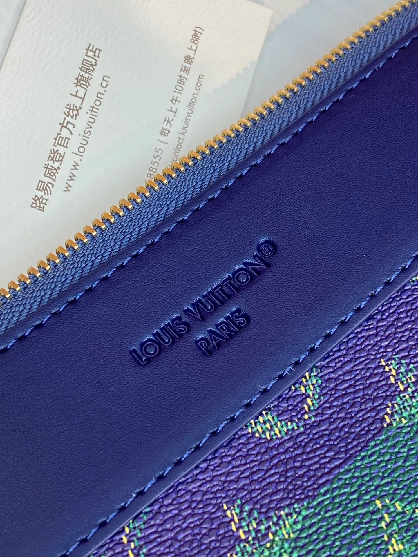 Upgraded version ⚠️M11545 blue stripe! POCHETTE VOYAGE SOUPLE Clutch The Pochette Voyage Souple Clutch is made of soft Monogram Eclipse coated canvas, and uses rounded strokes to outline the classic Pochette Voyage Clutch lines, bringing a comfortable travel experience. The slim construction features a zip compartment and magnetic back pocket. 32 x 21 x 8 cm (length x height x width). 💰700