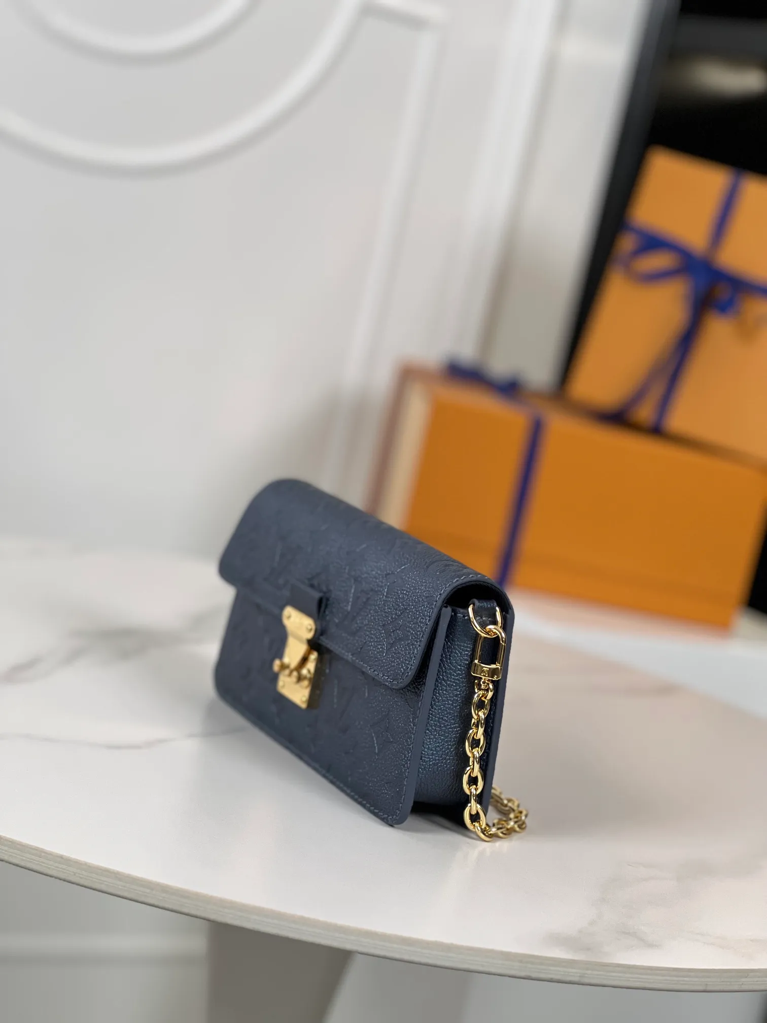 P960 "With full set of counter packaging" 🇫🇷Exclusive real shot of super original leather M82671! The Wallet On Chain Metis bag is made from grained Monogram Empreinte leather, embossed with the brand's Monogram pattern. The distinctive appearance, with its trapezoidal design and front flap secured with an S-lock, is inspired by the classic Louis Vuitton luggage. Detachable chain allows for cross-body wear. Size: 19×11×5.5cm