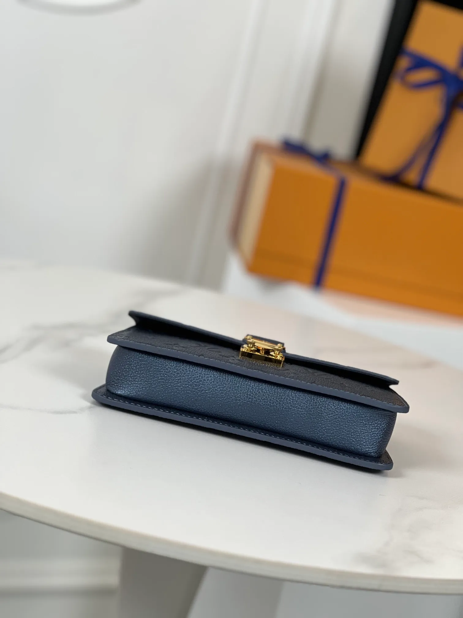 P960 "With full set of counter packaging" 🇫🇷Exclusive real shot of super original leather M82671! The Wallet On Chain Metis bag is made from grained Monogram Empreinte leather, embossed with the brand's Monogram pattern. The distinctive appearance, with its trapezoidal design and front flap secured with an S-lock, is inspired by the classic Louis Vuitton luggage. Detachable chain allows for cross-body wear. Size: 19×11×5.5cm