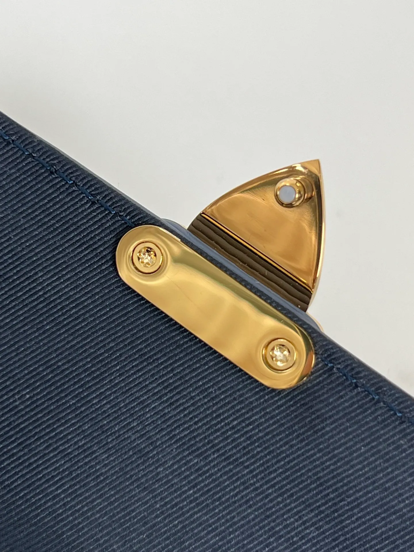 P960 "With full set of counter packaging" 🇫🇷Exclusive real shot of super original leather M82671! The Wallet On Chain Metis bag is made from grained Monogram Empreinte leather, embossed with the brand's Monogram pattern. The distinctive appearance, with its trapezoidal design and front flap secured with an S-lock, is inspired by the classic Louis Vuitton luggage. Detachable chain allows for cross-body wear. Size: 19×11×5.5cm