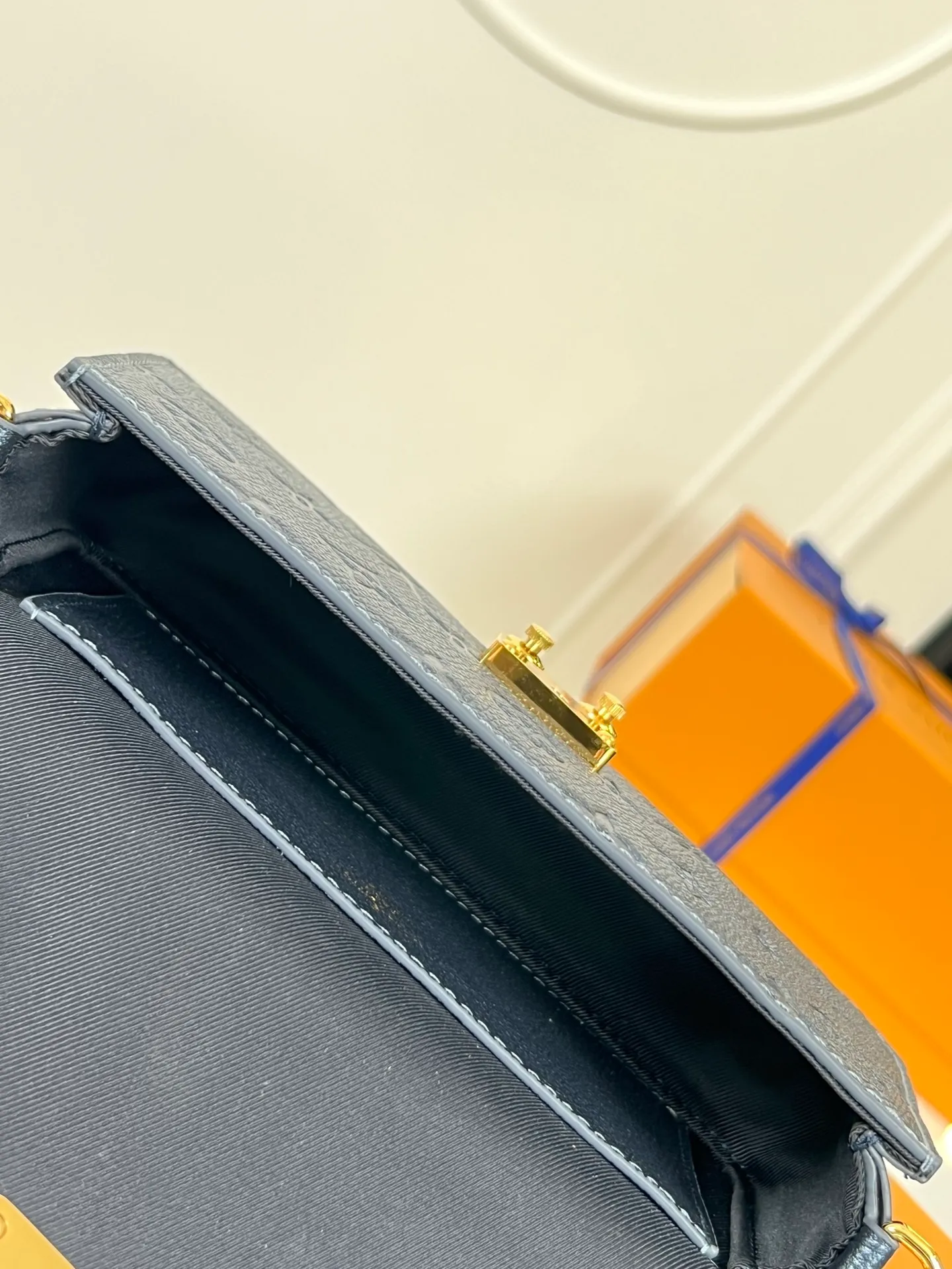P960 "With full set of counter packaging" 🇫🇷Exclusive real shot of super original leather M82671! The Wallet On Chain Metis bag is made from grained Monogram Empreinte leather, embossed with the brand's Monogram pattern. The distinctive appearance, with its trapezoidal design and front flap secured with an S-lock, is inspired by the classic Louis Vuitton luggage. Detachable chain allows for cross-body wear. Size: 19×11×5.5cm