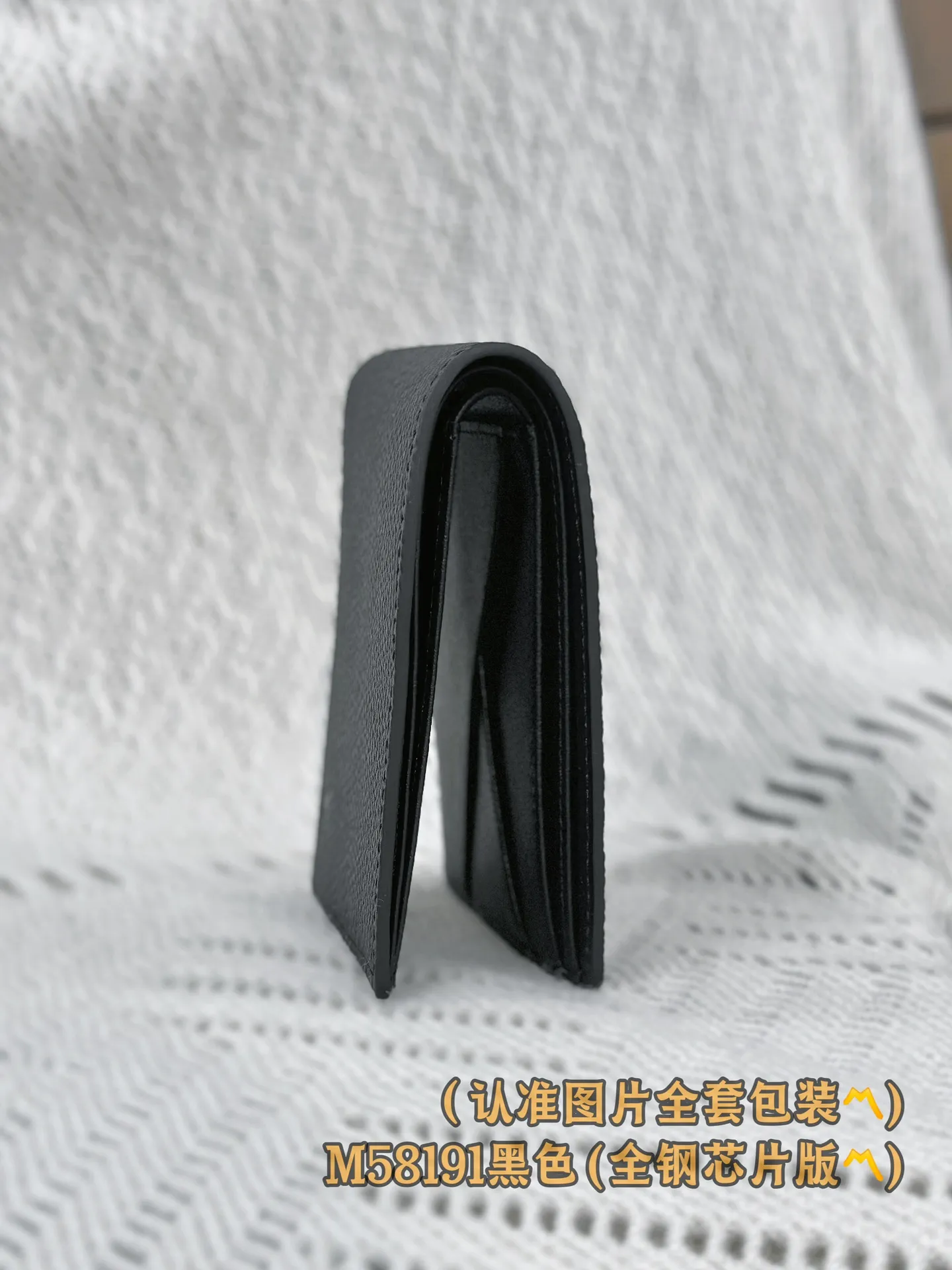 M58191 black (〽️A-grade all-steel version〽️) personalized customization, transcoding chip! Multiple Wallet This LV Aerogram reinterprets the classic Multiple wallet in a simple and elegant style. The design is made of black calfskin with special kneading techniques, highlighting the luxurious grain pattern, and the LV logo adds delicate brand elements. Stylish yet functional, the wallet is the perfect accessory to complement any LV Aerogram bag.  11.5 x 9 x 1.5 cm. (length x height x width). Special grade 270