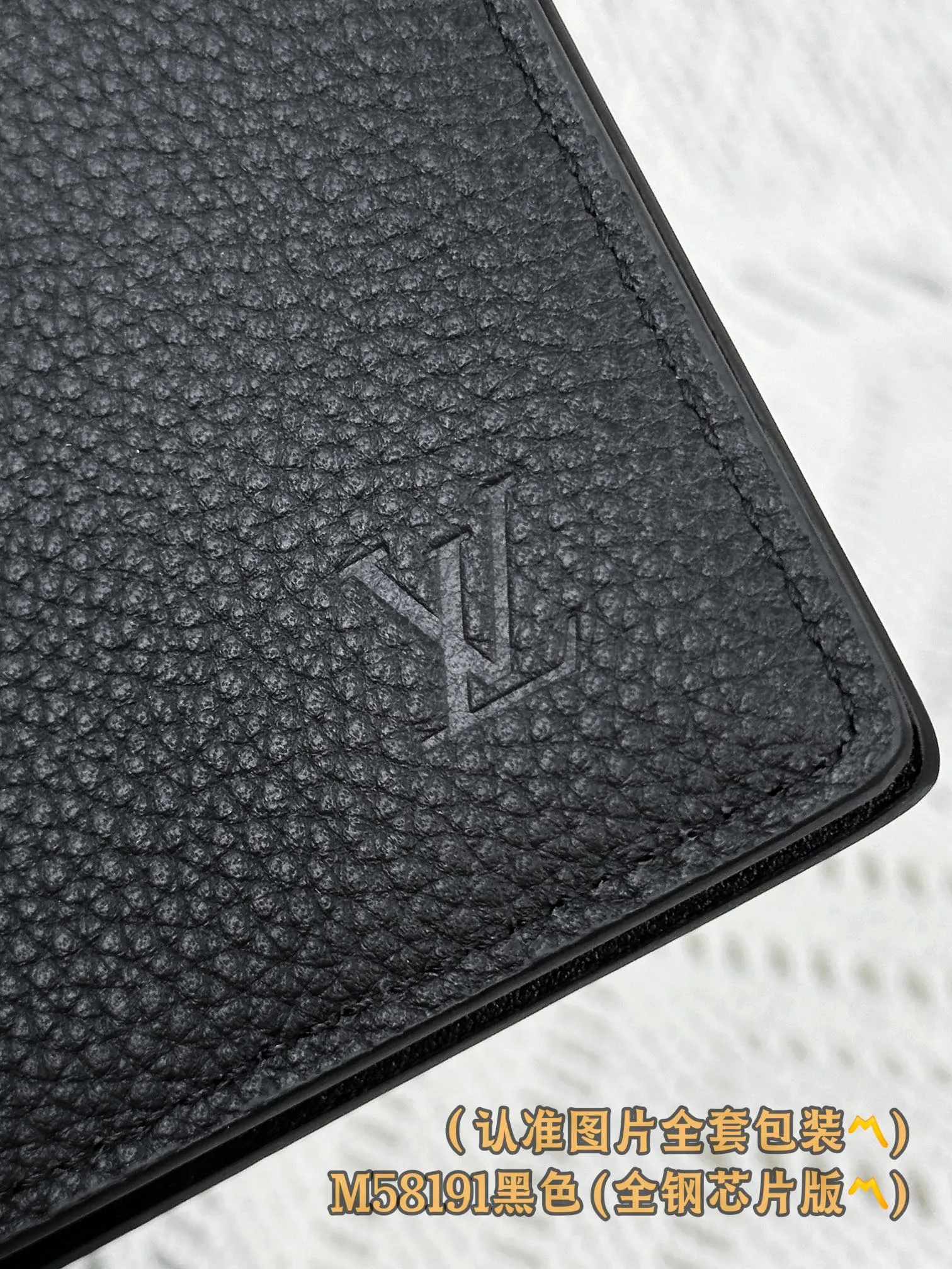 M58191 black (〽️A-grade all-steel version〽️) personalized customization, transcoding chip! Multiple Wallet This LV Aerogram reinterprets the classic Multiple wallet in a simple and elegant style. The design is made of black calfskin with special kneading techniques, highlighting the luxurious grain pattern, and the LV logo adds delicate brand elements. Stylish yet functional, the wallet is the perfect accessory to complement any LV Aerogram bag.  11.5 x 9 x 1.5 cm. (length x height x width). Special grade 270