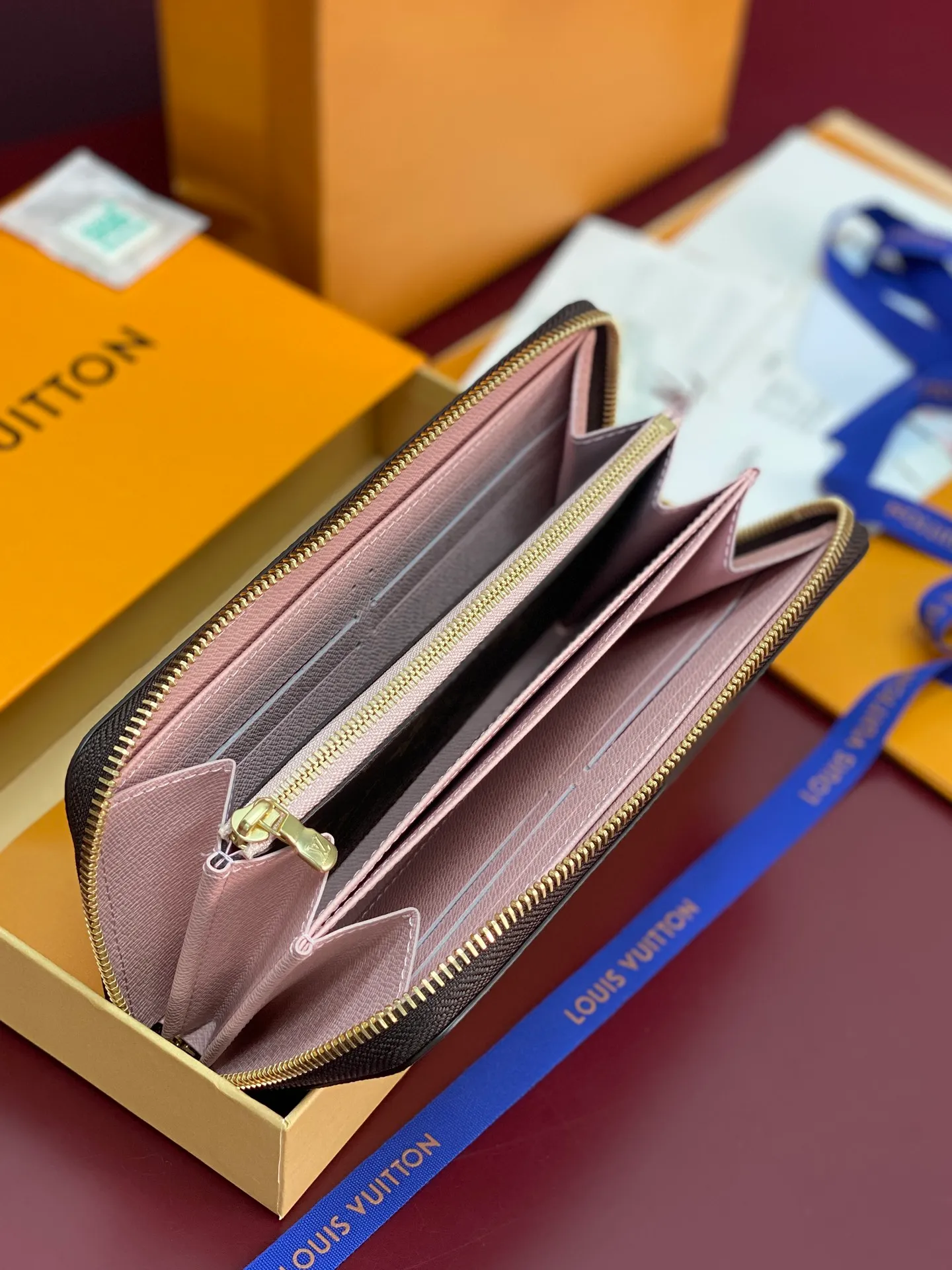 M26256 Christmas model! (High Quality⚠️) ZIPPY Zipper Wallet. The Zippy wallet pays homage to Louis Vuitton's heritage of travel and trunk making, with a travel-style patch and Louis Vuitton logo. With its compact interior and simple design, this wallet is ideal for everyday use. 19.5 x 10.5 x 2.5 cm (length x height x width). 💰500