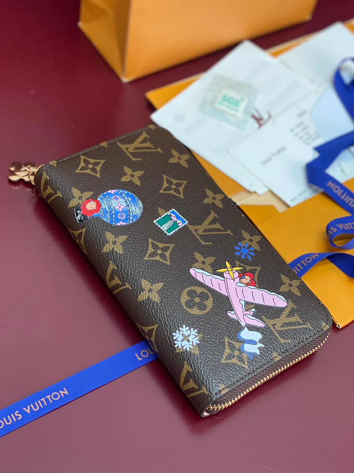 M26256 Christmas model! (High Quality⚠️) ZIPPY Zipper Wallet. The Zippy wallet pays homage to Louis Vuitton's heritage of travel and trunk making, with a travel-style patch and Louis Vuitton logo. With its compact interior and simple design, this wallet is ideal for everyday use. 19.5 x 10.5 x 2.5 cm (length x height x width). 💰500