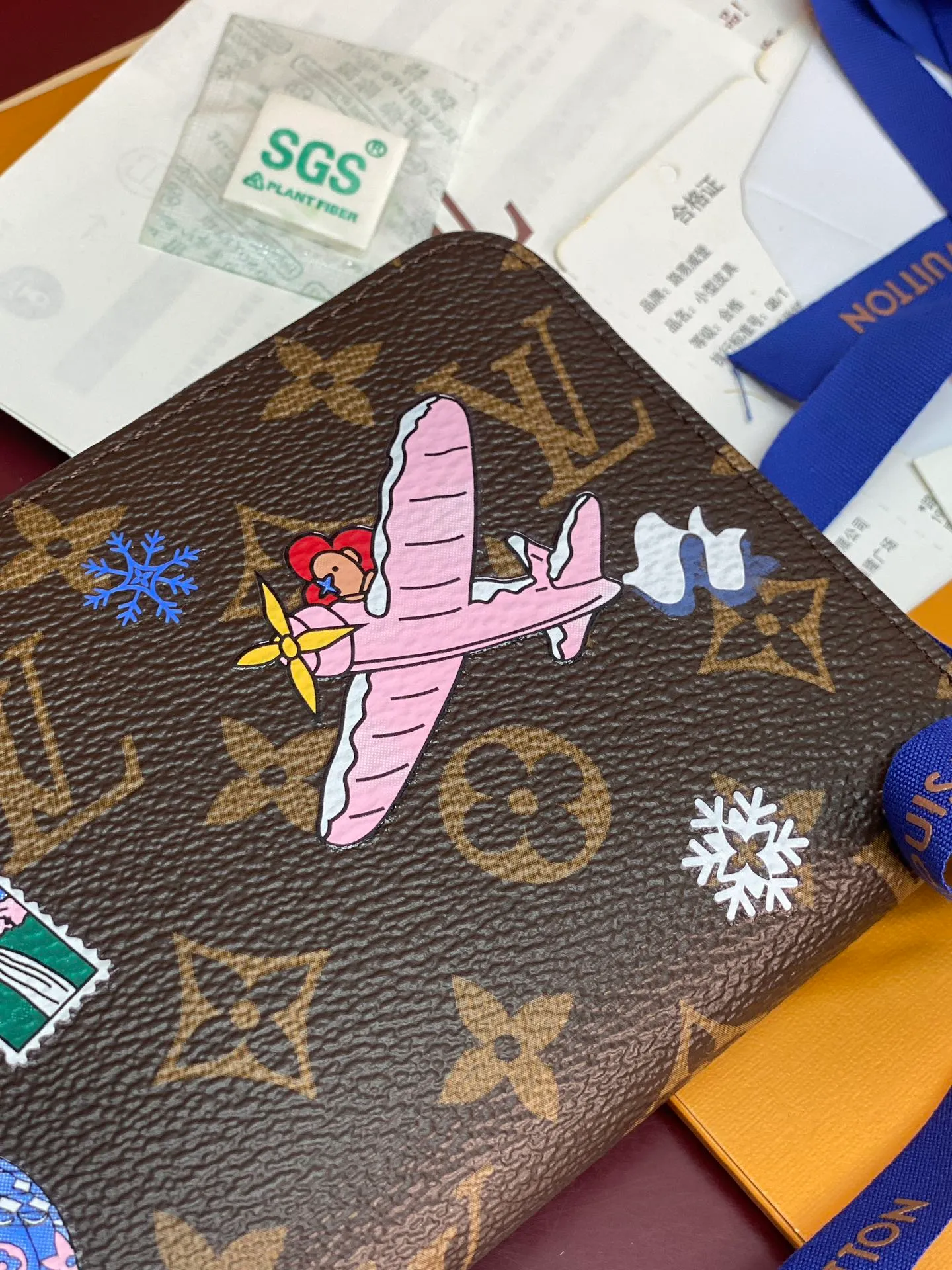 M26256 Christmas model! (High Quality⚠️) ZIPPY Zipper Wallet. The Zippy wallet pays homage to Louis Vuitton's heritage of travel and trunk making, with a travel-style patch and Louis Vuitton logo. With its compact interior and simple design, this wallet is ideal for everyday use. 19.5 x 10.5 x 2.5 cm (length x height x width). 💰500