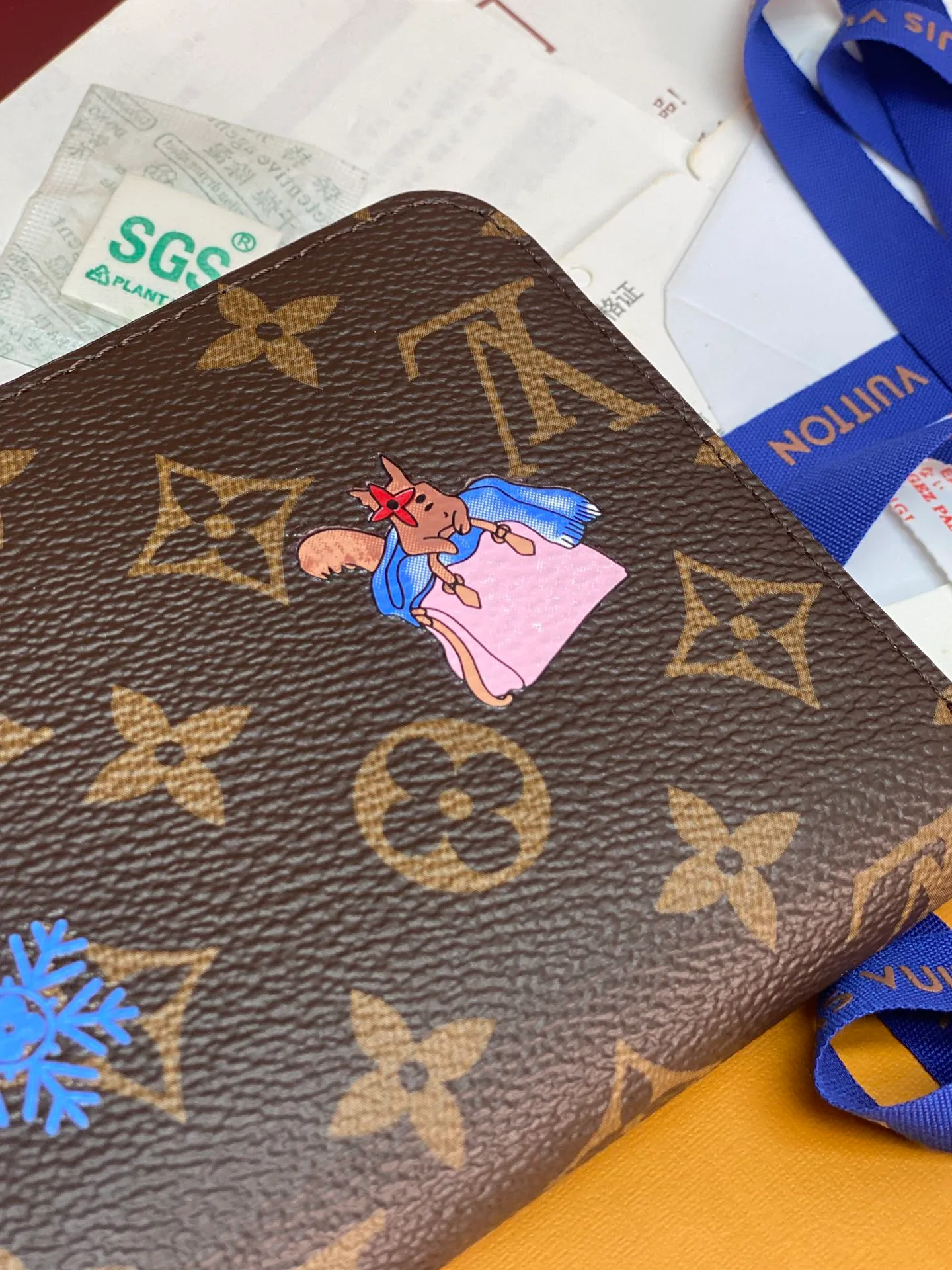 M26256 Christmas model! (High Quality⚠️) ZIPPY Zipper Wallet. The Zippy wallet pays homage to Louis Vuitton's heritage of travel and trunk making, with a travel-style patch and Louis Vuitton logo. With its compact interior and simple design, this wallet is ideal for everyday use. 19.5 x 10.5 x 2.5 cm (length x height x width). 💰500