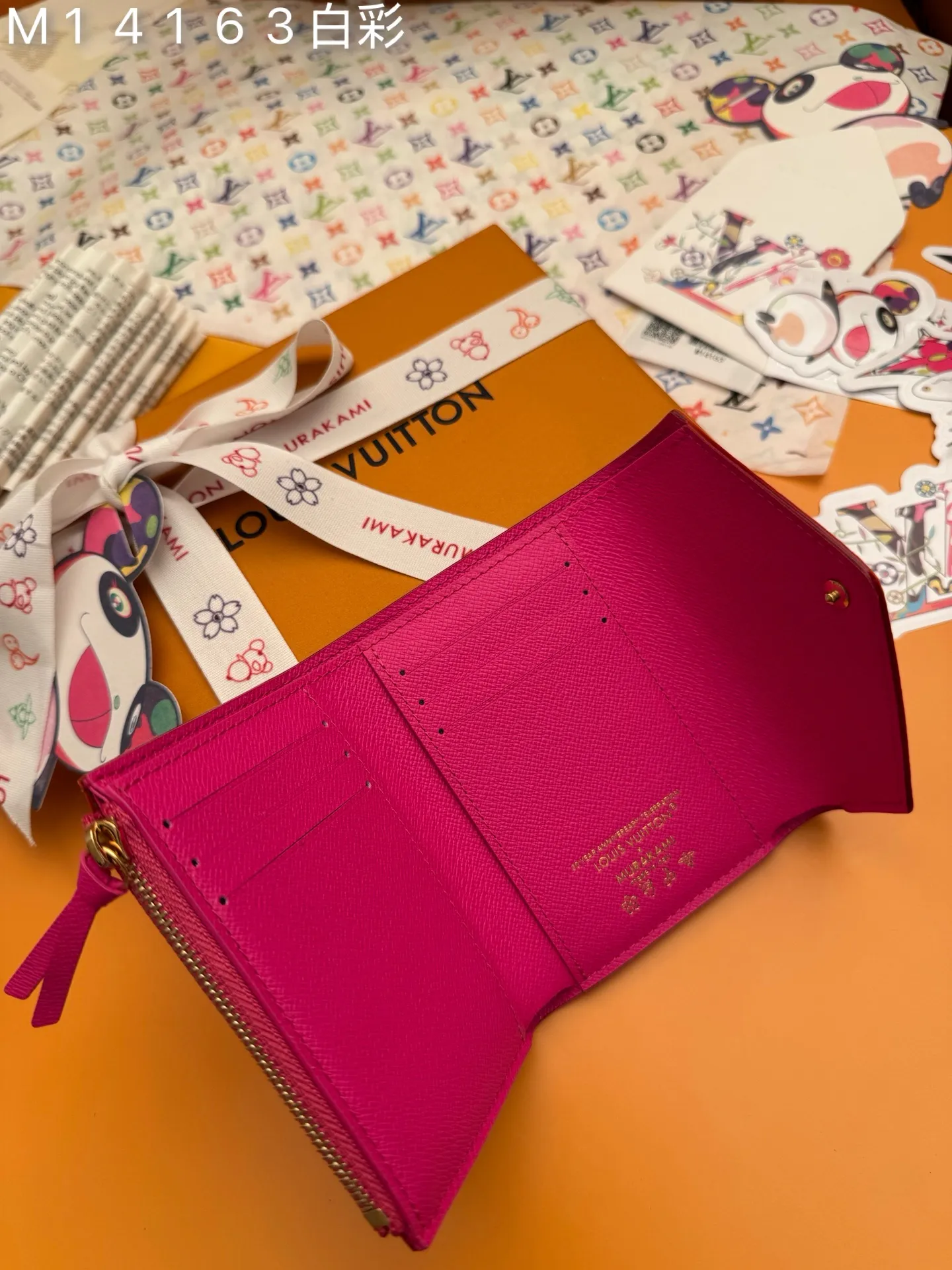 M14163 White Color "Special Duty Free" ♻️ [Official Special Edition·First Class Material·All Steel Hardware·163 Chip·Full Packaging] New L Victorine Wallet, this compact Victorine wallet adopts the vibrant multi-color Monogram pattern re-launched in the Louis Vuitton and Takashi Murakami joint series, refreshing the brand's iconic logo with the Japanese artist's signature rainbow colors. It's made from coated canvas, lined with fine cowhide leather and finished with silver-tone hardware. A zippered pocket stores coins, while multiple interior compartments organize bills and cards. 12x9.5x2.5cm 💰560
