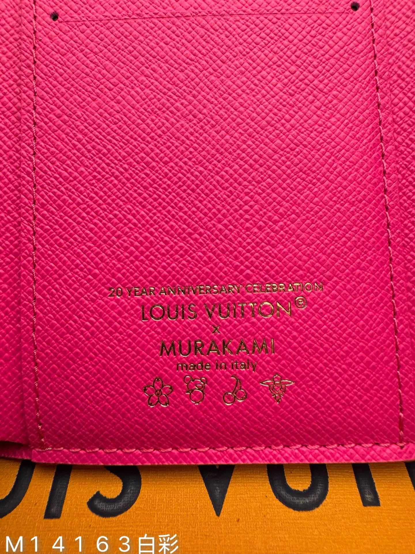 M14163 White Color "Special Duty Free" ♻️ [Official Special Edition·First Class Material·All Steel Hardware·163 Chip·Full Packaging] New L Victorine Wallet, this compact Victorine wallet adopts the vibrant multi-color Monogram pattern re-launched in the Louis Vuitton and Takashi Murakami joint series, refreshing the brand's iconic logo with the Japanese artist's signature rainbow colors. It's made from coated canvas, lined with fine cowhide leather and finished with silver-tone hardware. A zippered pocket stores coins, while multiple interior compartments organize bills and cards. 12x9.5x2.5cm 💰560