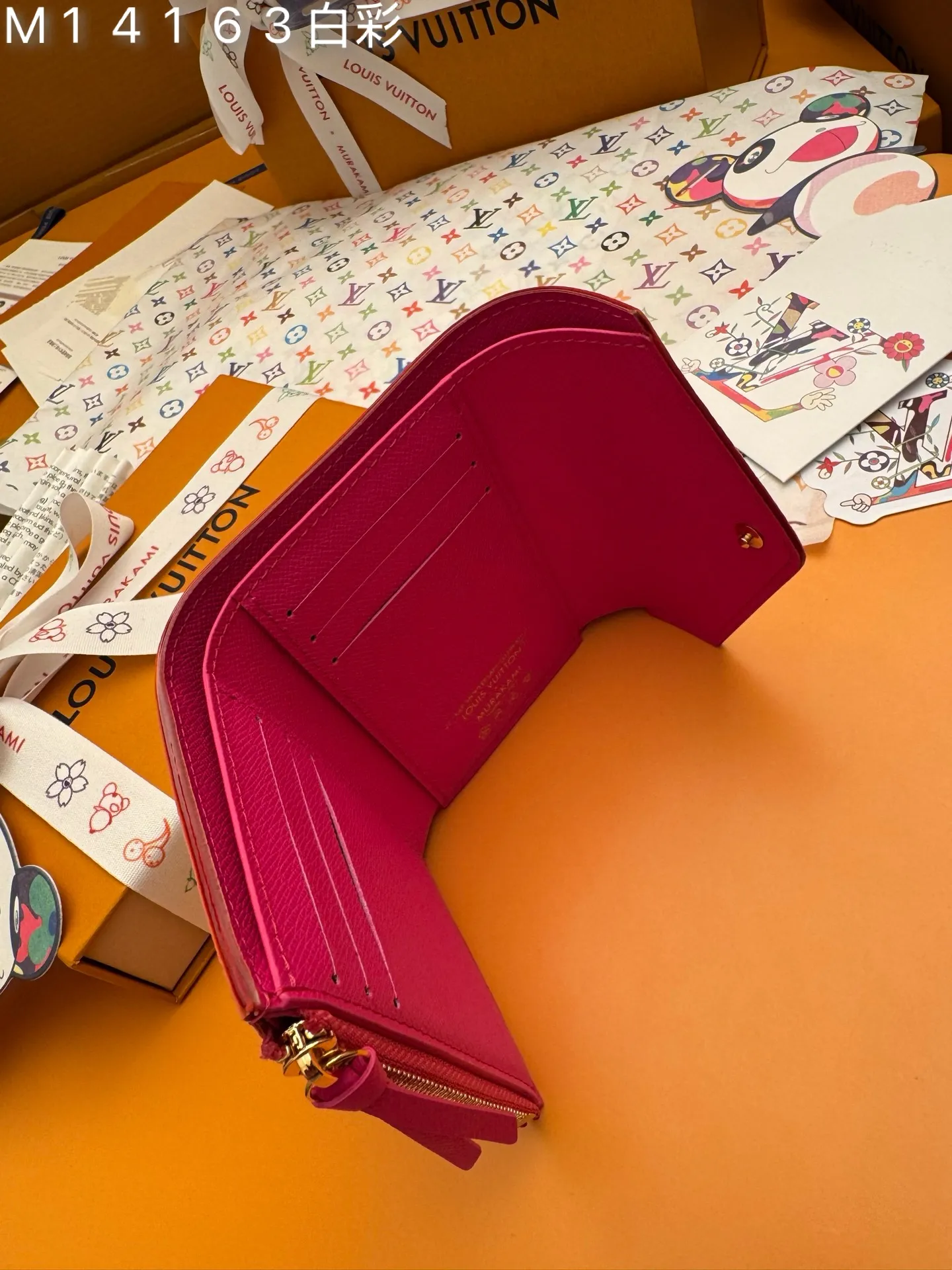 M14163 White Color "Special Duty Free" ♻️ [Official Special Edition·First Class Material·All Steel Hardware·163 Chip·Full Packaging] New L Victorine Wallet, this compact Victorine wallet adopts the vibrant multi-color Monogram pattern re-launched in the Louis Vuitton and Takashi Murakami joint series, refreshing the brand's iconic logo with the Japanese artist's signature rainbow colors. It's made from coated canvas, lined with fine cowhide leather and finished with silver-tone hardware. A zippered pocket stores coins, while multiple interior compartments organize bills and cards. 12x9.5x2.5cm 💰560