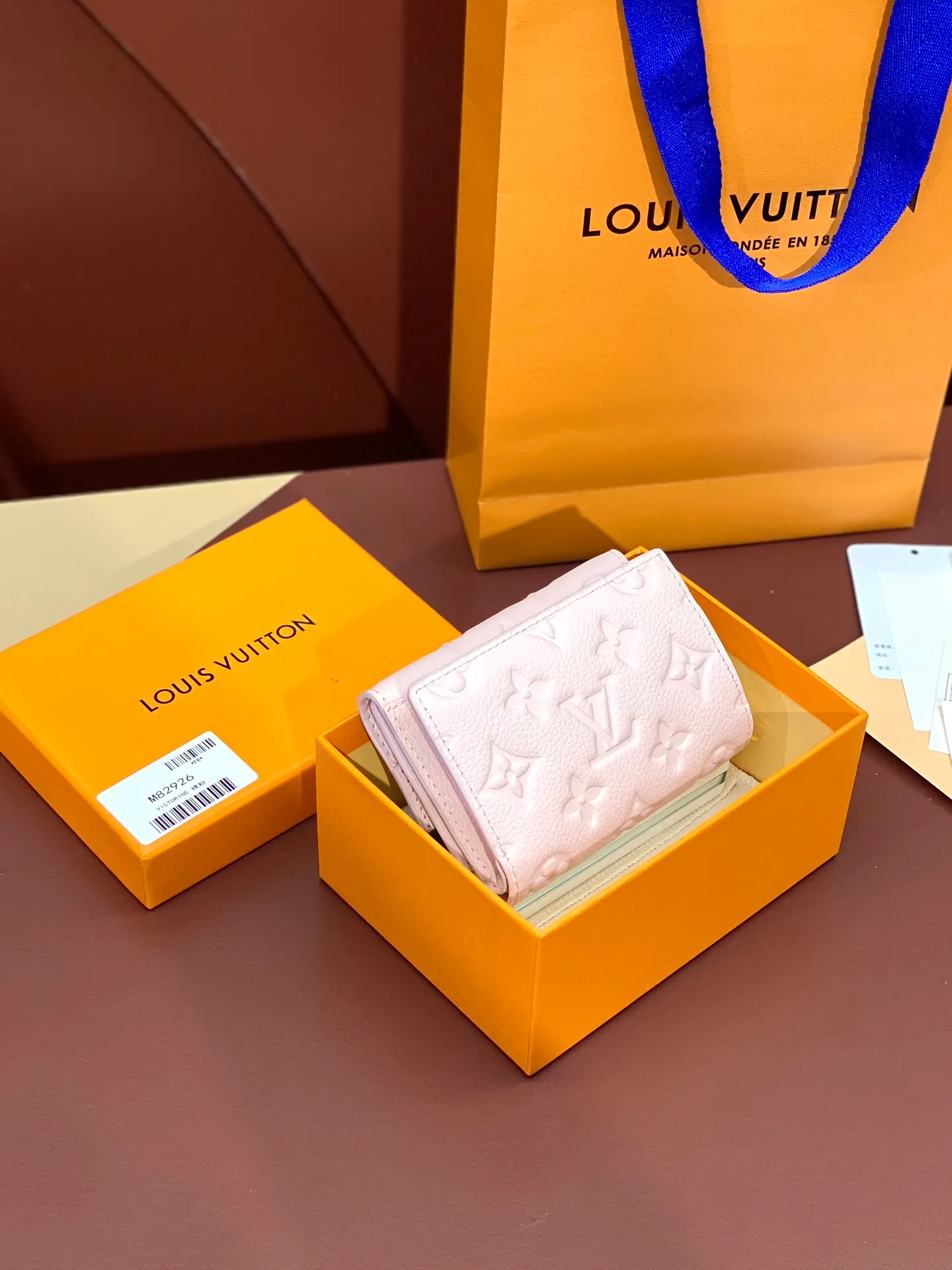 M82926 nude pink! Made of top layer cowhide! The all-leather wallet series Métis short wallet is inspired by the Métis leather goods series and is made of soft Monogram Empreinte leather embossed with the classic Monogram pattern. The pocket S-lock lock secures the flap, continuing the classic Louis Vuitton hard case elements. The elegant construction offers ample interior space, including a zipped accordion coin pocket, patch pockets and card slots. Dimensions 11.5 x 8.5 x 4 cm (length x height x width). 💰620