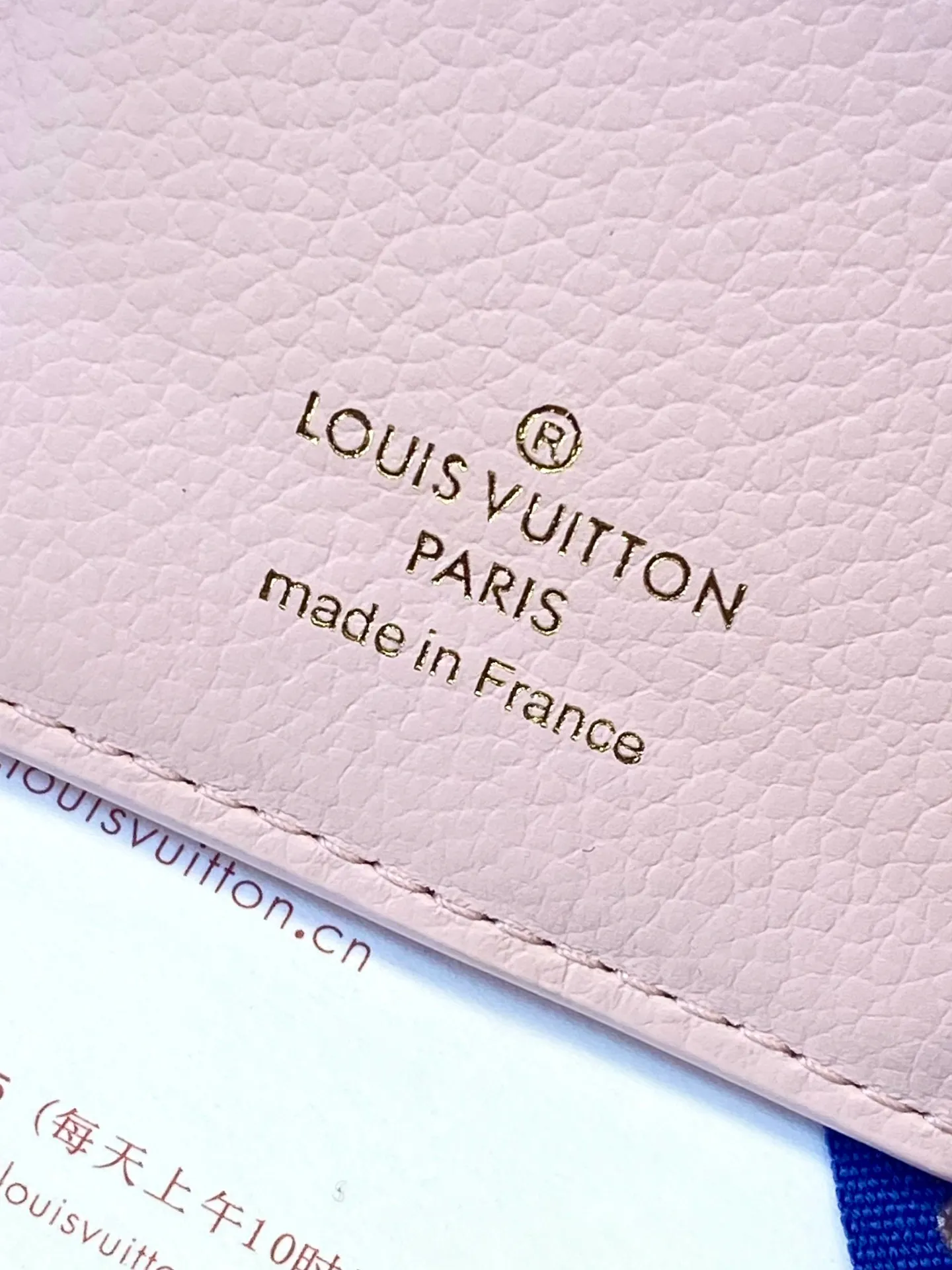 M82926 nude pink! Made of top layer cowhide! The all-leather wallet series Métis short wallet is inspired by the Métis leather goods series and is made of soft Monogram Empreinte leather embossed with the classic Monogram pattern. The pocket S-lock lock secures the flap, continuing the classic Louis Vuitton hard case elements. The elegant construction offers ample interior space, including a zipped accordion coin pocket, patch pockets and card slots. Dimensions 11.5 x 8.5 x 4 cm (length x height x width). 💰620