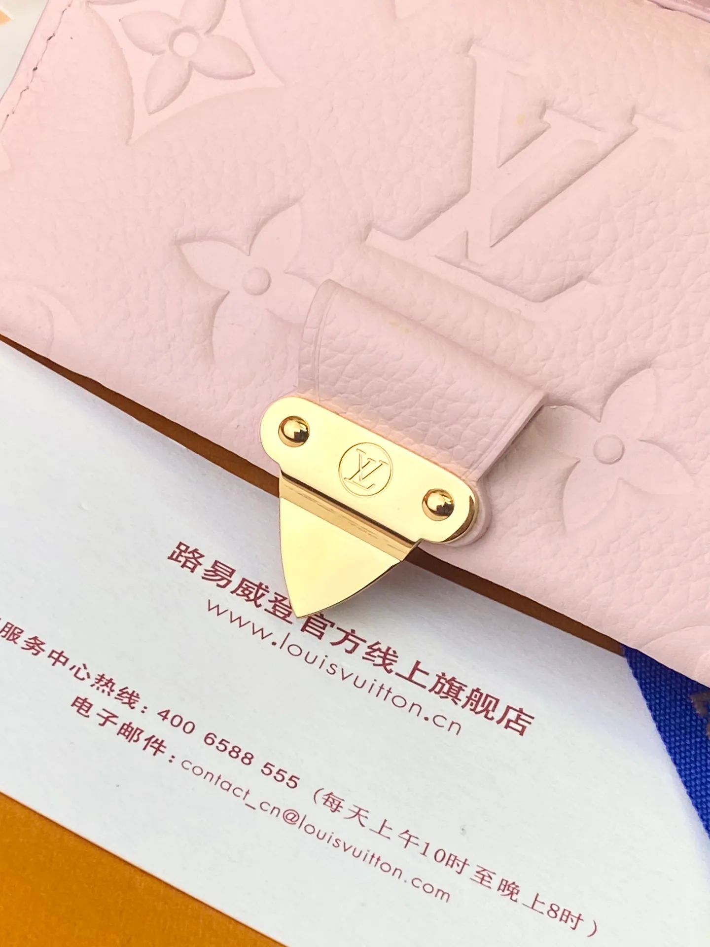 M82926 nude pink! Made of top layer cowhide! The all-leather wallet series Métis short wallet is inspired by the Métis leather goods series and is made of soft Monogram Empreinte leather embossed with the classic Monogram pattern. The pocket S-lock lock secures the flap, continuing the classic Louis Vuitton hard case elements. The elegant construction offers ample interior space, including a zipped accordion coin pocket, patch pockets and card slots. Dimensions 11.5 x 8.5 x 4 cm (length x height x width). 💰620