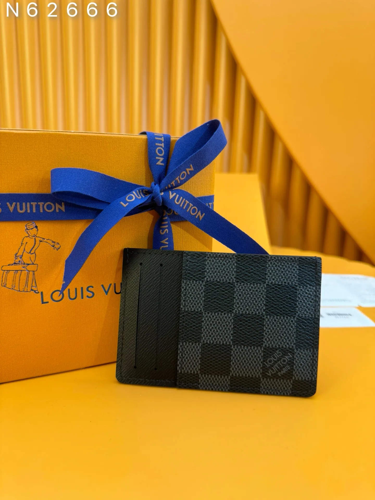 N62666 "Special Duty Free" ♻️ [First-class material·All-steel hardware·French chip·Full set of packaging] Neo card holder made of canvas is the first choice for carrying important cards. Black leather trim makes the classic Louis Vuitton pattern even more eye-catching. 8X11cm 💰380