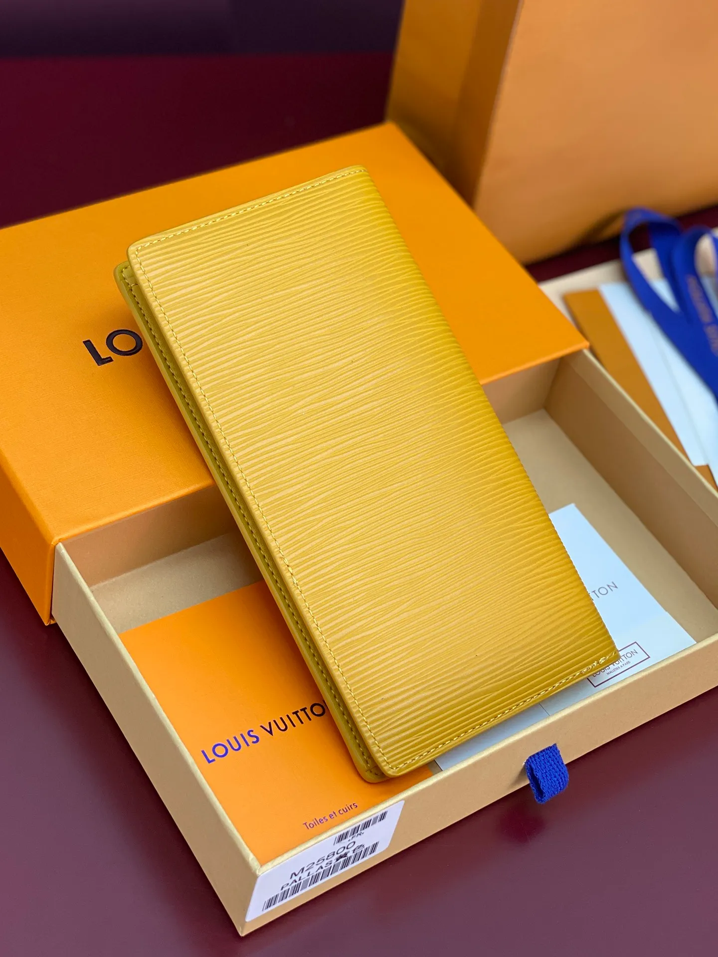 M25800 yellow! 🦀 Water ripple long clip! The Brazza wallet has multiple credit card slots and compartments for banknotes. It is very practical and made of elegant and soft Epi leather. size:10X19CM. 💰460