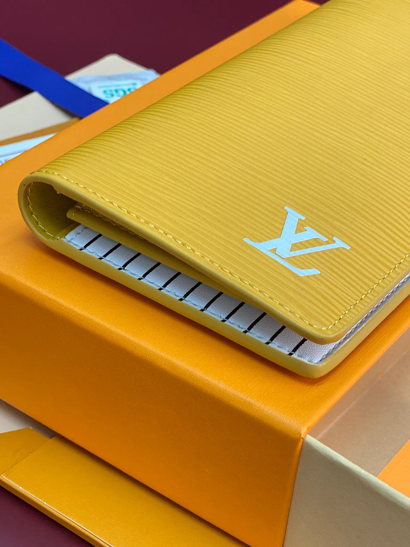 M25800 yellow! 🦀 Water ripple long clip! The Brazza wallet has multiple credit card slots and compartments for banknotes. It is very practical and made of elegant and soft Epi leather. size:10X19CM. 💰460