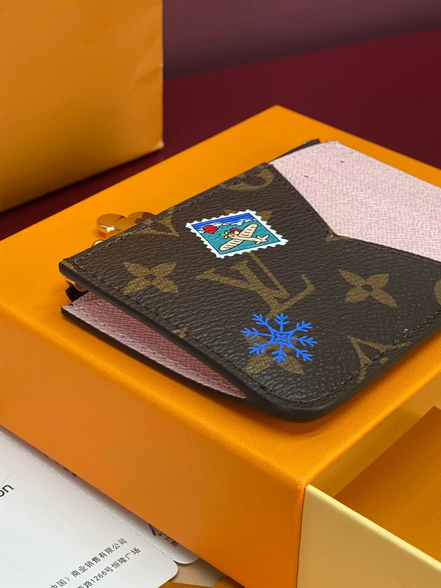 M15333 Christmas model! (High Quality⚠️) ROMY Card Holder, this Romy card holder is a fun new take on the Vivenne Wintery Travel series. Made of Monogram canvas and lined with leather, it features a zip pull featuring Vivienne, the brand's mascot, card slots, a zipped coin pocket and a bill patch pocket.  8 x 0.8 x 12 cm (height x width x length). 💰380