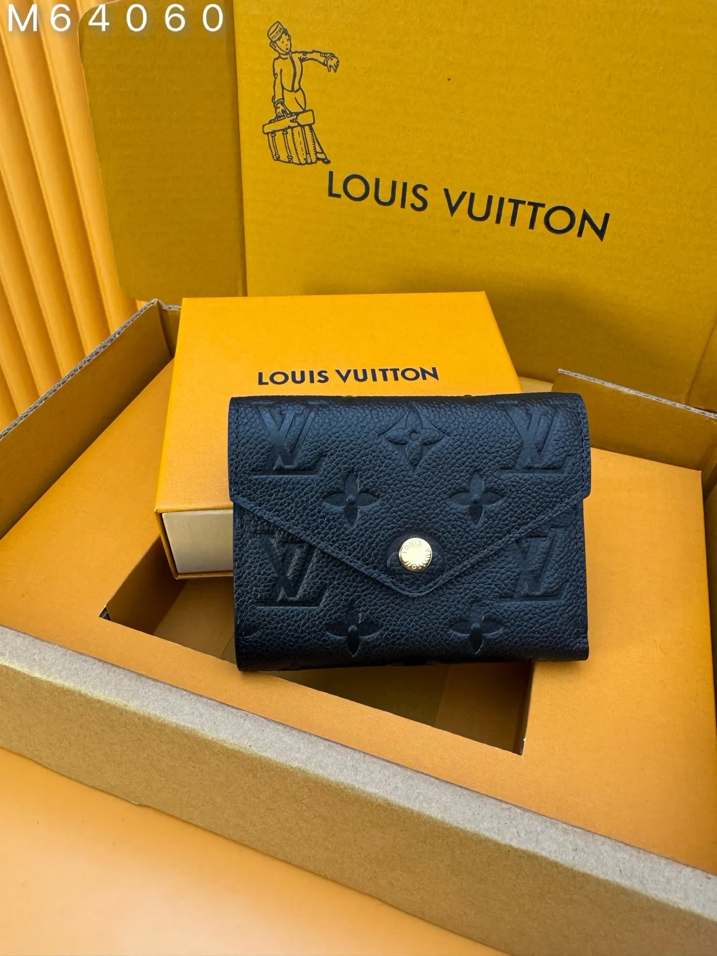 M64060 "Special Duty Free" ♻️[Official special edition·First-class material·All-steel hardware·French chips·Full set of packaging] The wallet is made of luxurious embossed leather, with a fashionable style, and the extremely practical design ensures safe storage and convenient access of credit cards and personal belongings. 12x9.5x2.5cm 💰540