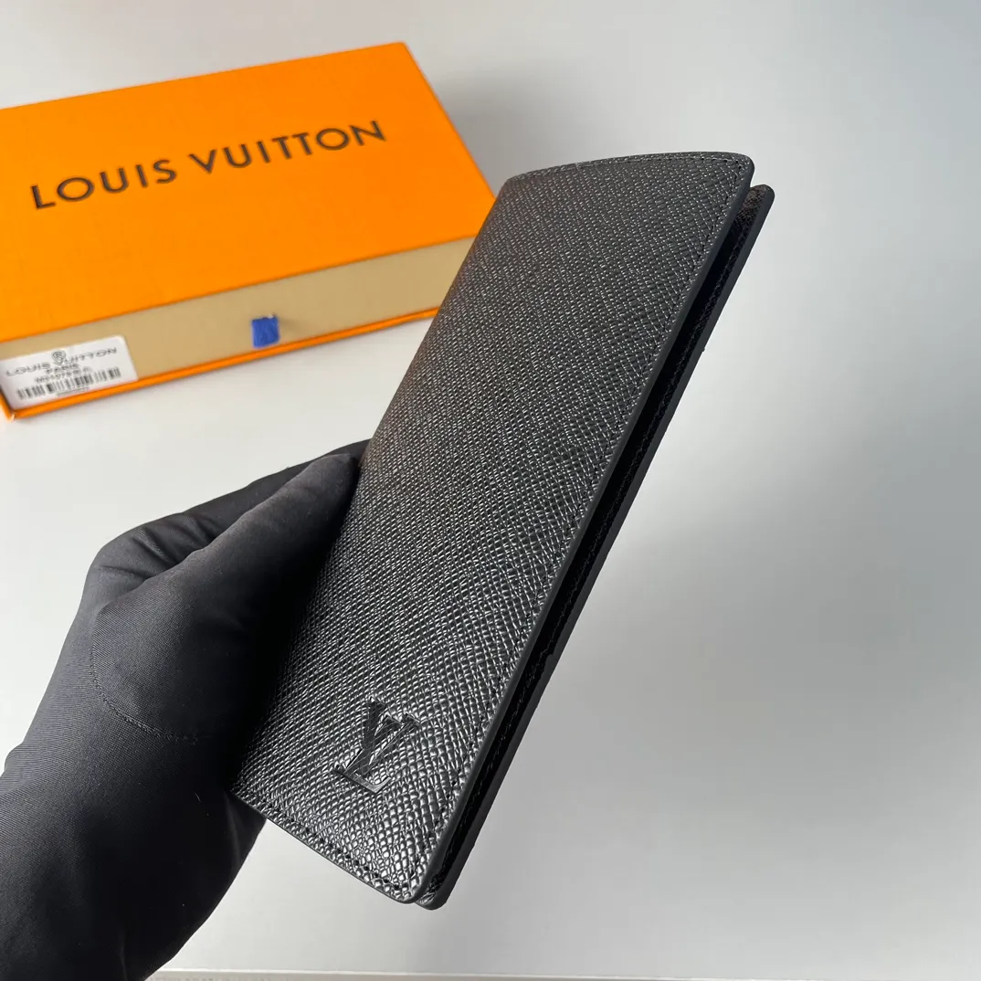 P400🇫🇷Exclusive real shot of overseas original single M31079! The Brazza wallet contains multiple credit card slots and compartments for banknotes. It is very practical. It is made of elegant and soft cross-grain first-layer leather. Size: 19×10cm