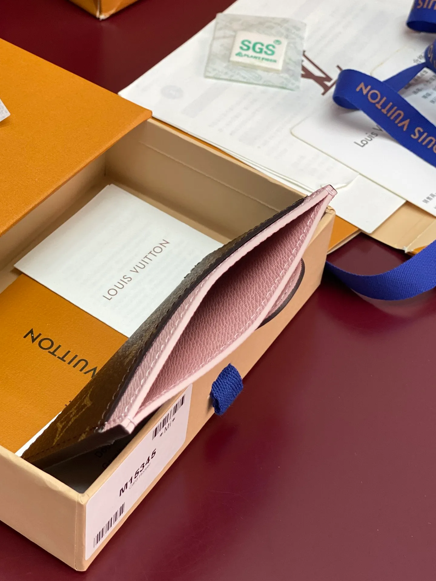 M15345 Christmas model! (High quality⚠️) Card holder, this Vivienne card holder is made of Monogram canvas with soft leather trim on the top. It uses fresh tones to interpret the cute image of the brand mascot, making it a great gift for Vivienne fans. The large inner compartment is convenient for storing cards and receipts, and the outer card slots once again complete the storage space.  7 x 0.5 x 11 cm (height x width x length). 💰320