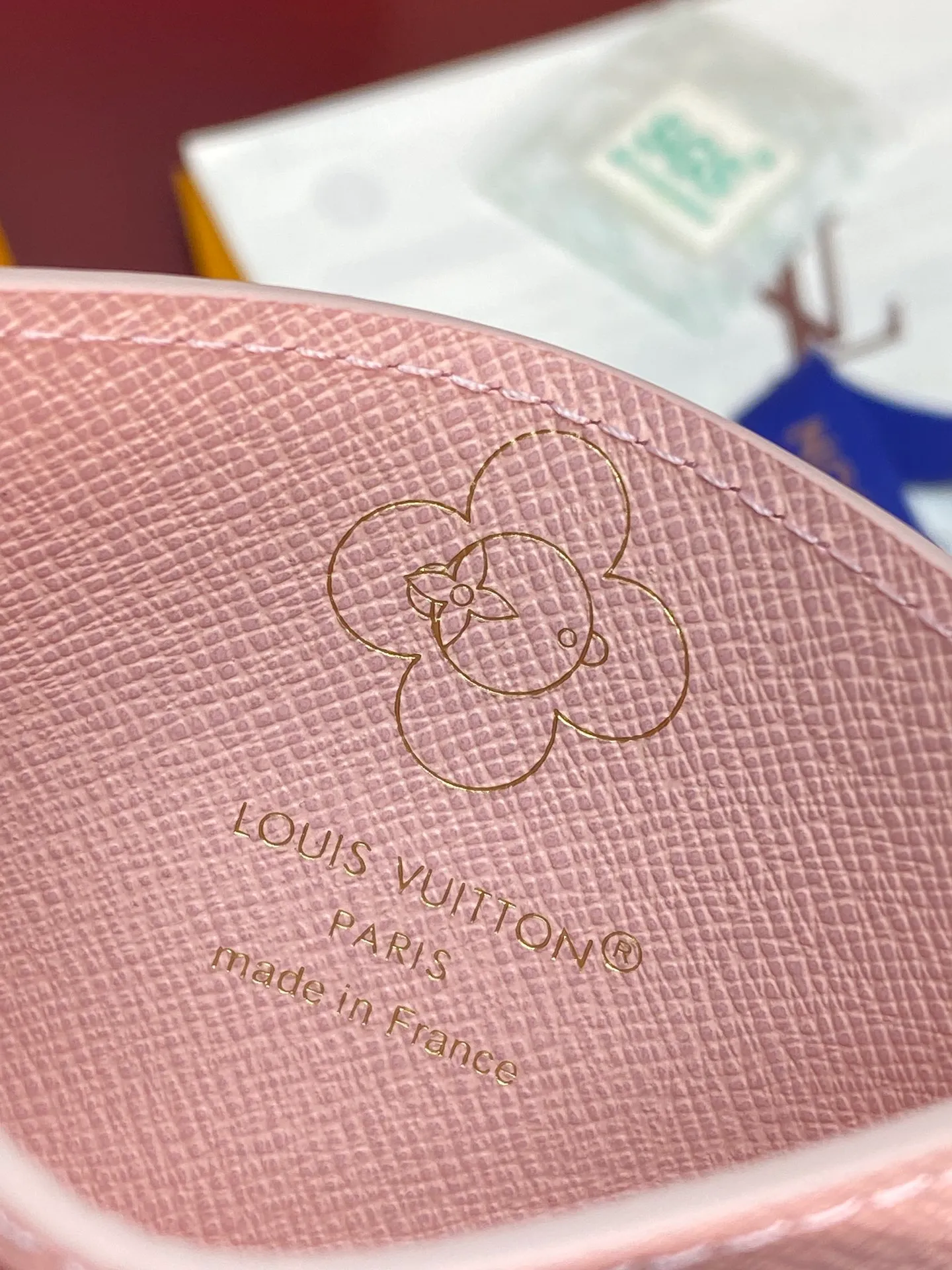M15345 Christmas model! (High quality⚠️) Card holder, this Vivienne card holder is made of Monogram canvas with soft leather trim on the top. It uses fresh tones to interpret the cute image of the brand mascot, making it a great gift for Vivienne fans. The large inner compartment is convenient for storing cards and receipts, and the outer card slots once again complete the storage space.  7 x 0.5 x 11 cm (height x width x length). 💰320