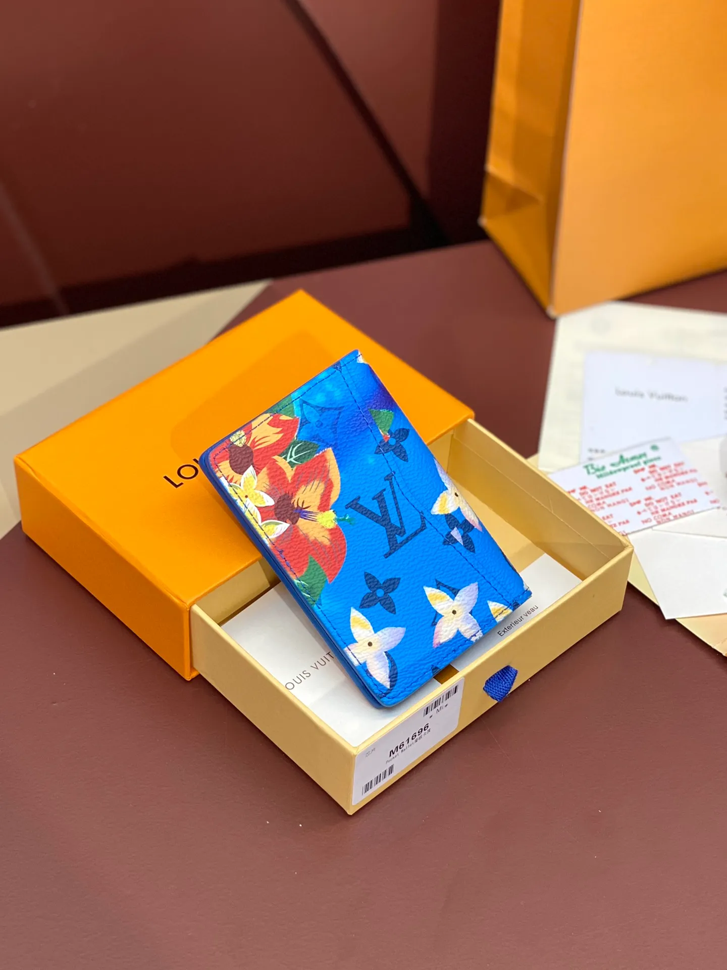 M61696 skateboard 🛹 bright blue! Card Holder, the brand’s beloved all-purpose pocket wallet is crafted from colorful Monogram Surfin’ coated canvas, full of retro flair. The multi-layered pattern combines tropical design elements with iconic Louis Vuitton patterns. Small and stylish, the wallet fits into any pocket and features three card holders, five interior pockets and a convenient exterior pocket. 7.5 x 11.1 x 1 cm, 💰320