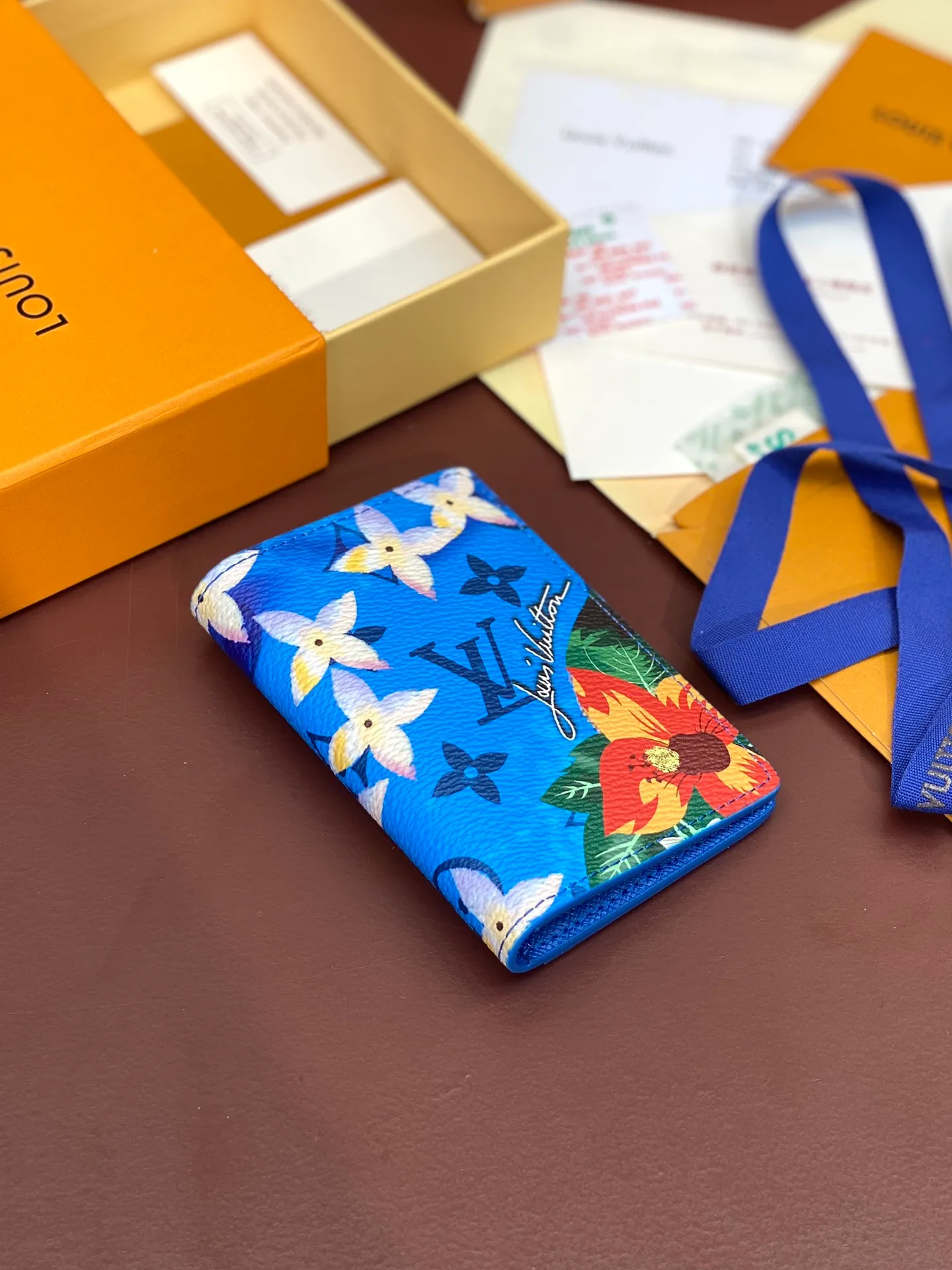 M61696 skateboard 🛹 bright blue! Card Holder, the brand’s beloved all-purpose pocket wallet is crafted from colorful Monogram Surfin’ coated canvas, full of retro flair. The multi-layered pattern combines tropical design elements with iconic Louis Vuitton patterns. Small and stylish, the wallet fits into any pocket and features three card holders, five interior pockets and a convenient exterior pocket. 7.5 x 11.1 x 1 cm, 💰320