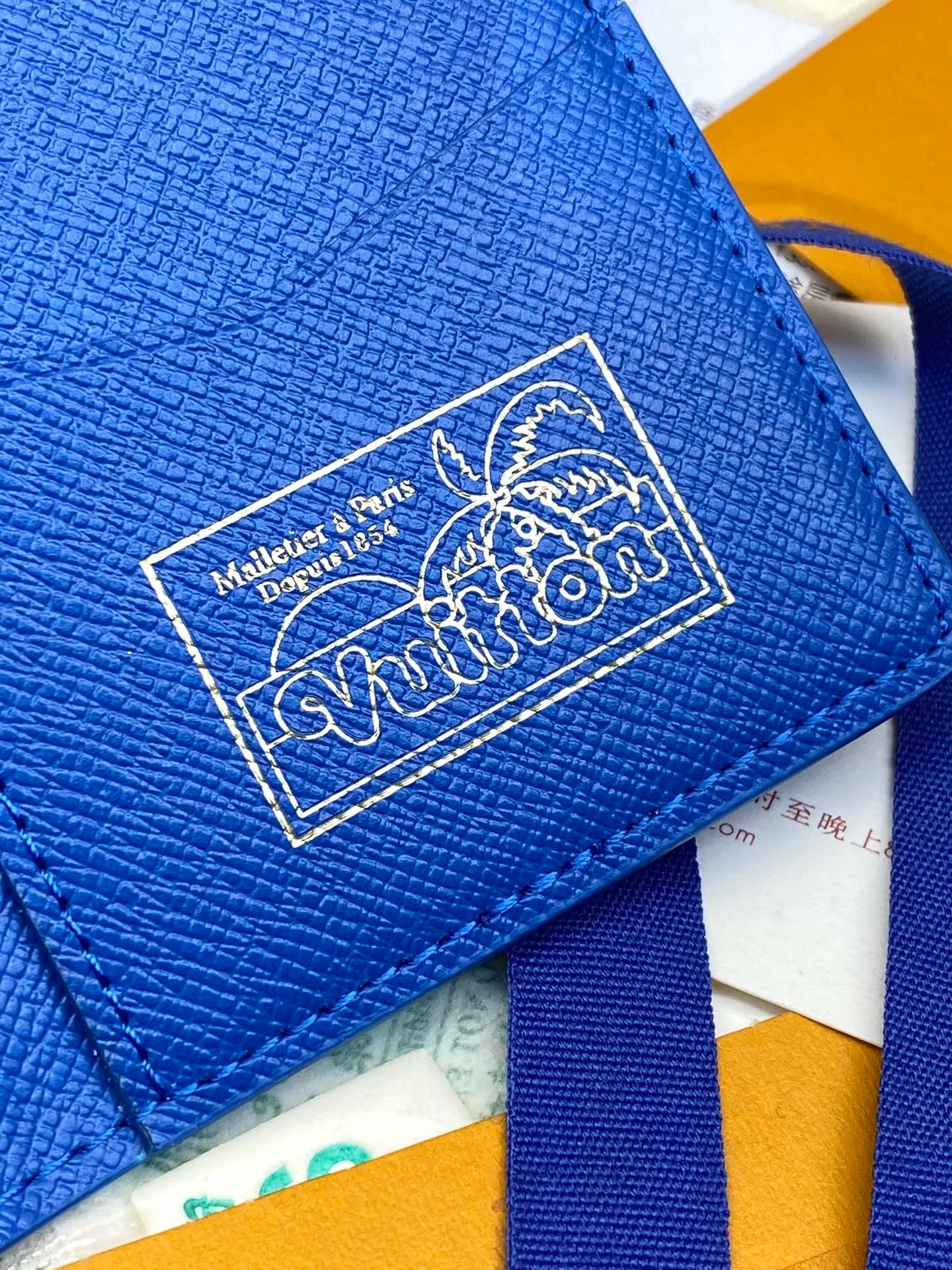 M61696 skateboard 🛹 bright blue! Card Holder, the brand’s beloved all-purpose pocket wallet is crafted from colorful Monogram Surfin’ coated canvas, full of retro flair. The multi-layered pattern combines tropical design elements with iconic Louis Vuitton patterns. Small and stylish, the wallet fits into any pocket and features three card holders, five interior pockets and a convenient exterior pocket. 7.5 x 11.1 x 1 cm, 💰320