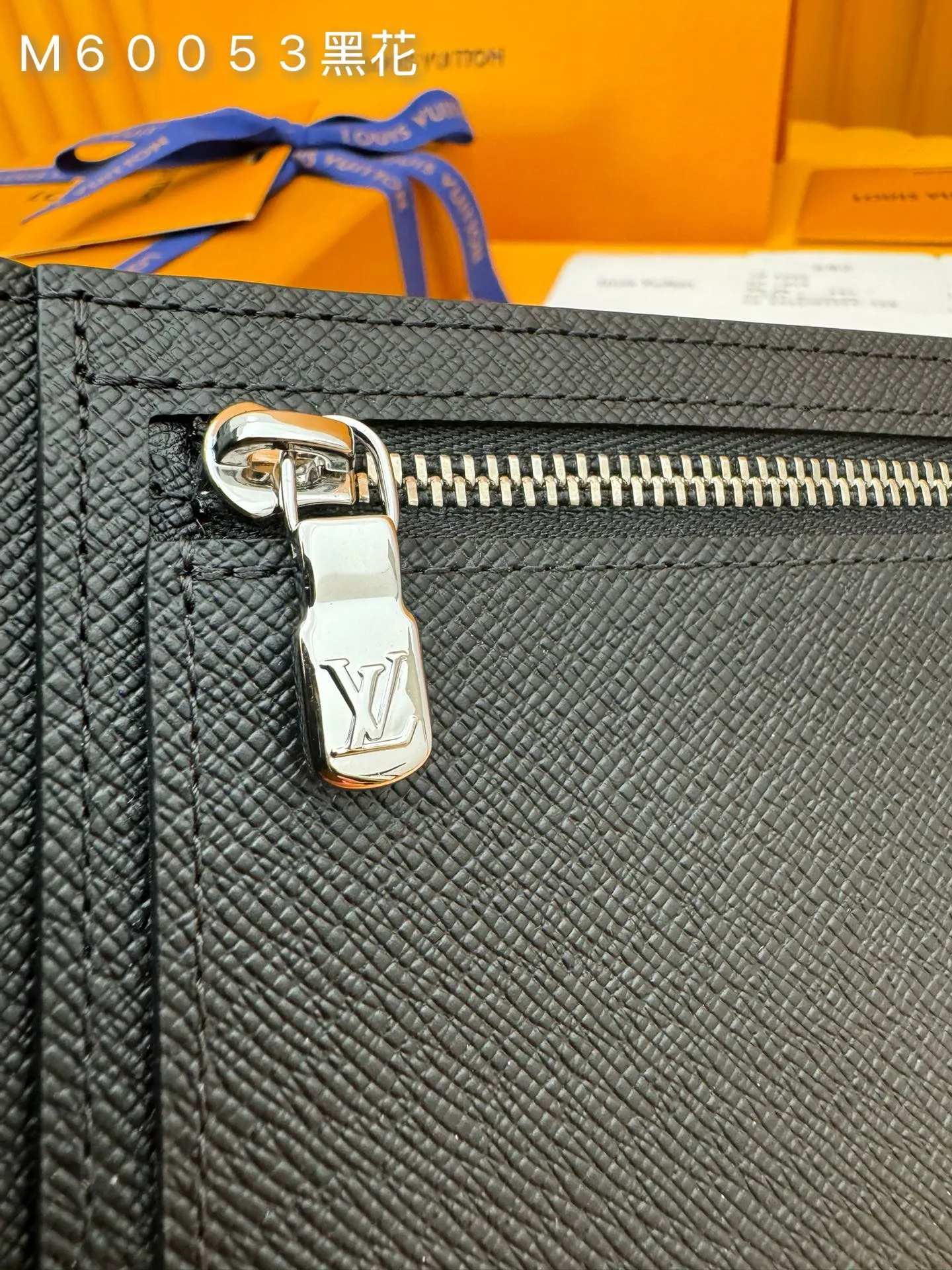 M60053 Black Flower "Special Duty Free" ♻️[Official special edition·First class material·All steel hardware·French chip·Full set of packaging] This Amerigo wallet combines immortal classic style with extremely practical functional design. The design is simple and convenient, while still being small and exquisite, it can be easily stowed in the back pocket of jeans. 11.5x9.5cm 💰460