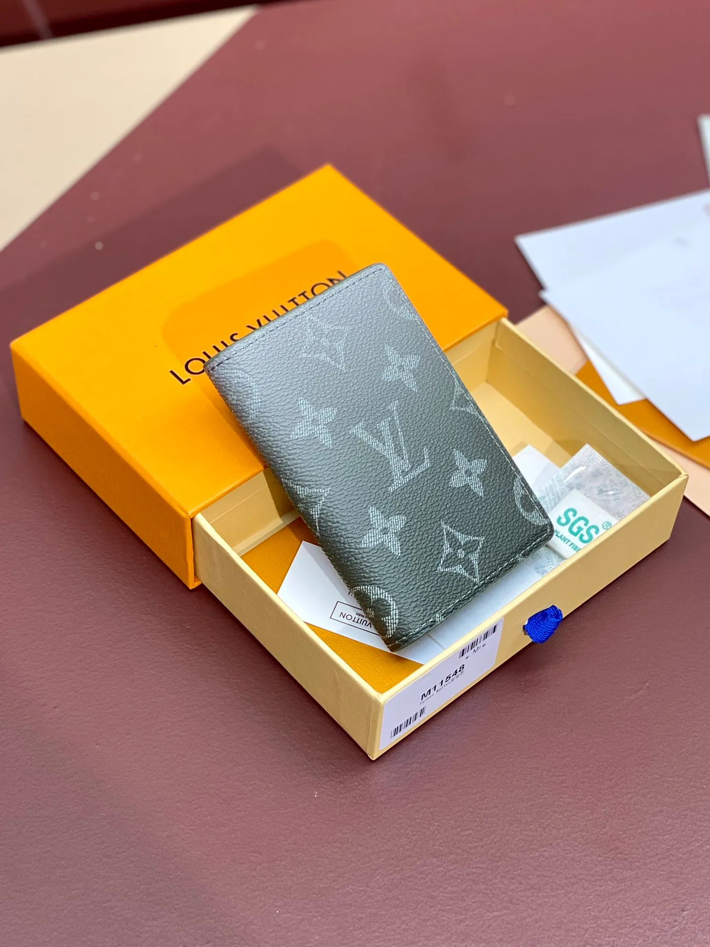 M11548 gradient gray! Card Holder Wallet Series Pocket Wallet This Louis Vuitton pocket wallet is small in size and powerful in function. It can store credit cards, banknotes and receipts, and can be easily put into a handbag or clothing pocket. Dimensions: 7.5 x 11x 1 cm (length x height x width). 💰320