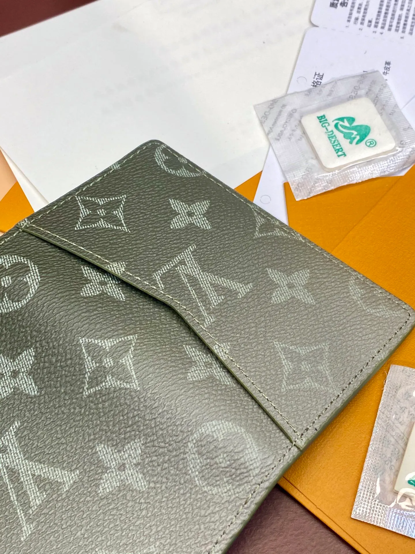 M11548 gradient gray! Card Holder Wallet Series Pocket Wallet This Louis Vuitton pocket wallet is small in size and powerful in function. It can store credit cards, banknotes and receipts, and can be easily put into a handbag or clothing pocket. Dimensions: 7.5 x 11x 1 cm (length x height x width). 💰320