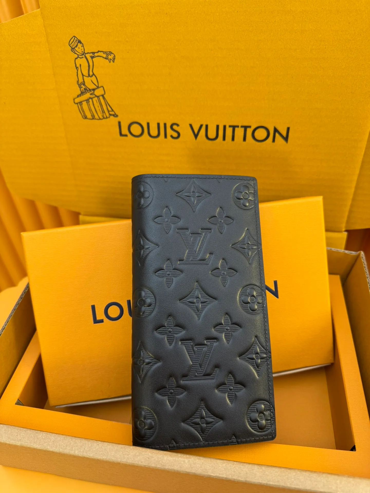 M62900 "Special Duty Free" ♻️[Official special edition·First-class material·All-steel hardware·Anti-counterfeiting chip·Full set of packaging] Elegant appearance design with Monogram Shadow cow leather, this very soft Brazza wallet is decorated with a light iconic Monogram embossing. Features multiple card slots and compartments, including a zippered coin compartment. 19x10x2cm 💰700
