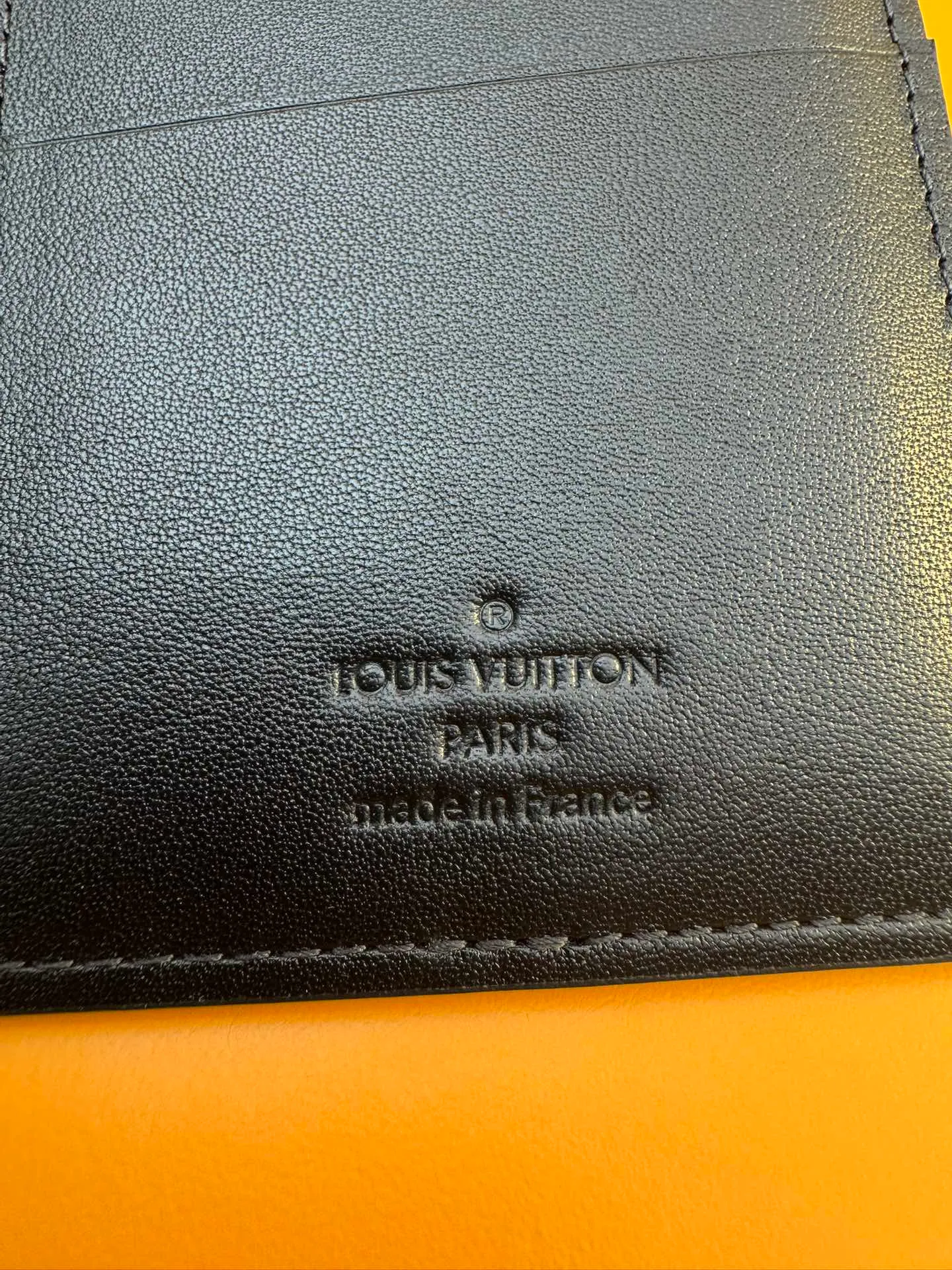 M62900 "Special Duty Free" ♻️[Official special edition·First-class material·All-steel hardware·Anti-counterfeiting chip·Full set of packaging] Elegant appearance design with Monogram Shadow cow leather, this very soft Brazza wallet is decorated with a light iconic Monogram embossing. Features multiple card slots and compartments, including a zippered coin compartment. 19x10x2cm 💰700