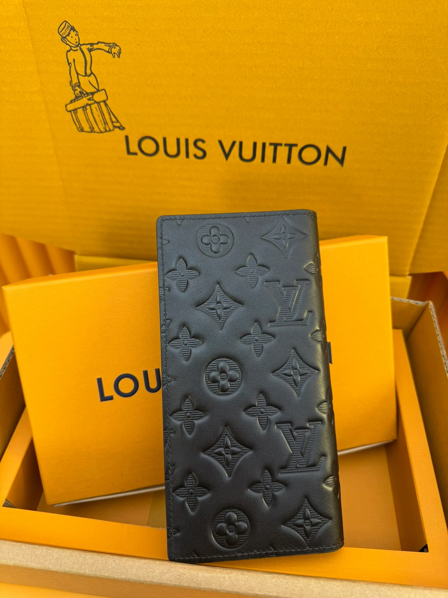 M62900 "Special Duty Free" ♻️[Official special edition·First-class material·All-steel hardware·Anti-counterfeiting chip·Full set of packaging] Elegant appearance design with Monogram Shadow cow leather, this very soft Brazza wallet is decorated with a light iconic Monogram embossing. Features multiple card slots and compartments, including a zippered coin compartment. 19x10x2cm 💰700