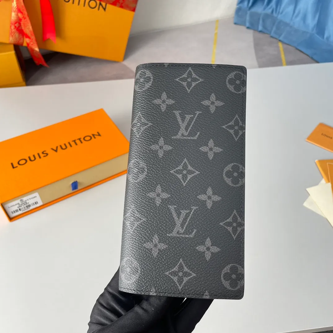 P340🇫🇷Exclusive real shot of overseas original single M61697! Crafted from the new Monogram Eclipse canvas in signature black and gray, this tough wallet is small enough to fit into a jacket breast pocket while easily holding coins, credit cards and receipts. Size: 19X10cm