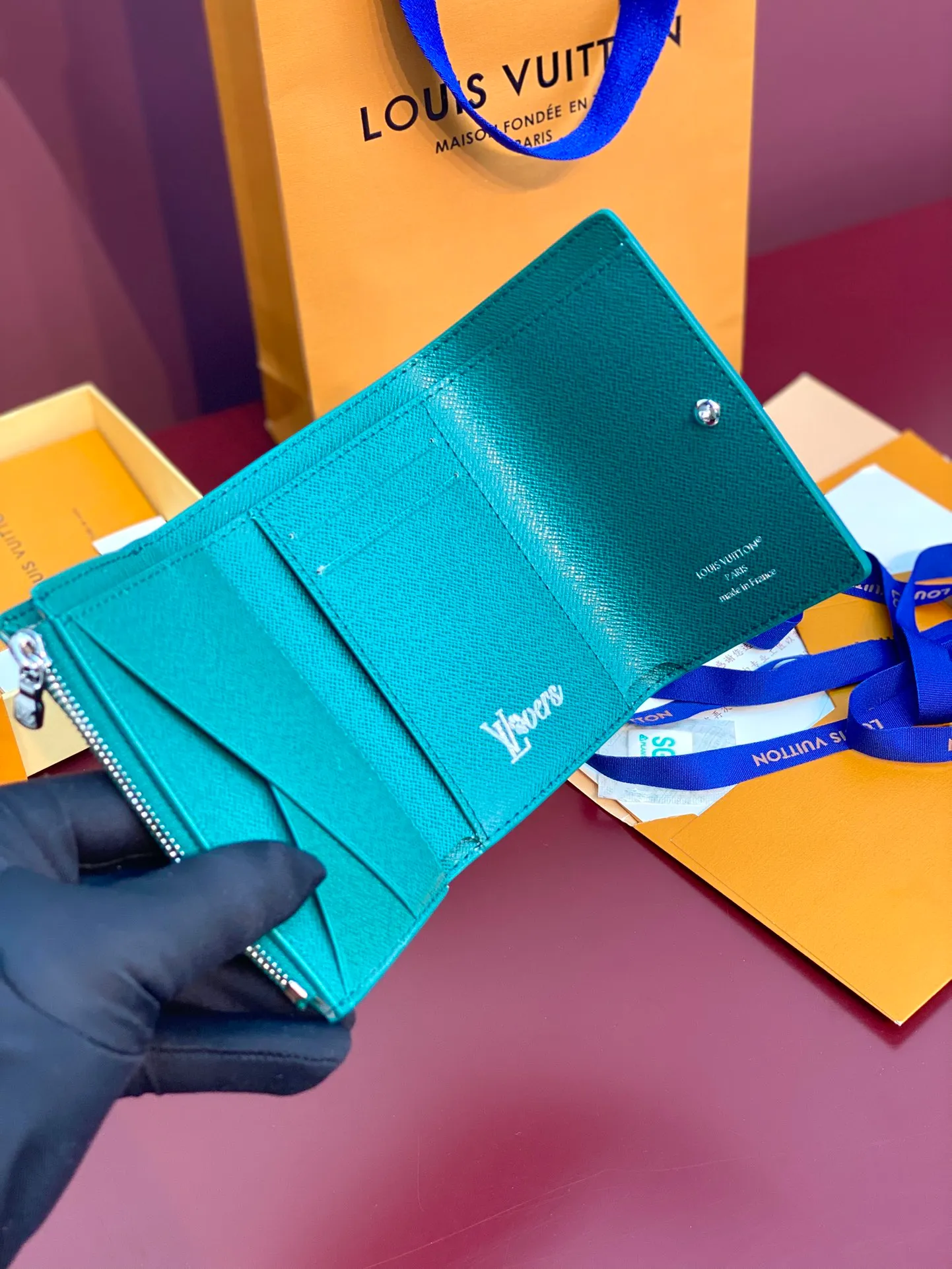 M13222 green! Victor Wallet, this elegant Victor wallet is made of Monogram Eclipse canvas and can hold change, business cards, banknotes and receipts, making it extremely practical. This wallet features a snap closure and opens to reveal a bill pocket, five compartments for credit cards or transit cards, and a zippered coin pocket. The Victor wallet is compact and fits easily into your pocket.  11.5 x 9 x 2.5 cm (length x height x width). 💰520
