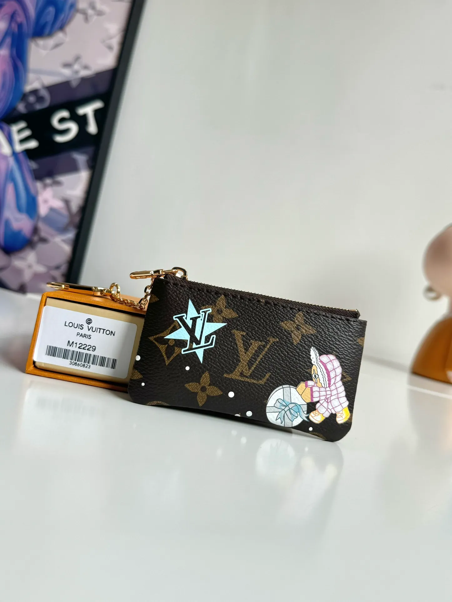 P320🇫🇷Exclusive real shot of overseas original single M12229! This key bag is made of Monogram canvas, depicting the brand's mascot Vivienne pushing a snowball in playful brushstrokes, with a glittering polar bear pattern reflected on the back. The keychain and Vivienne-shaped zipper add dazzling sparkle, making them ideal gifts for Vivienne collectors. Size: 12×7×1.5cm