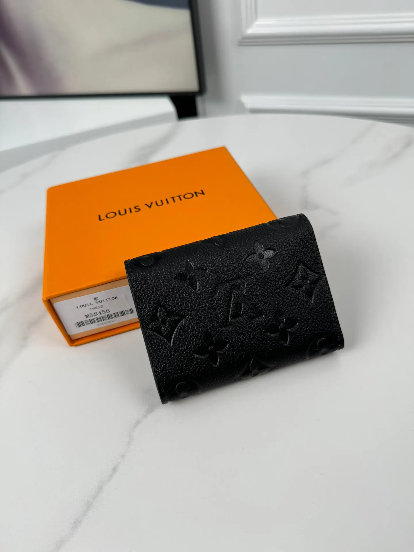 P340🇫🇷Exclusive real shot of overseas original single M58456! This business card holder is made of Monogram Empreinte leather, embossed with the iconic Monogram pattern, and is slim and compact. The flap is finished with Louis Vuitton-engraved snaps, and there's an accordion compartment and card slot underneath. Exquisite and fashionable, a perfect gift choice. Size: 10.5×8cm