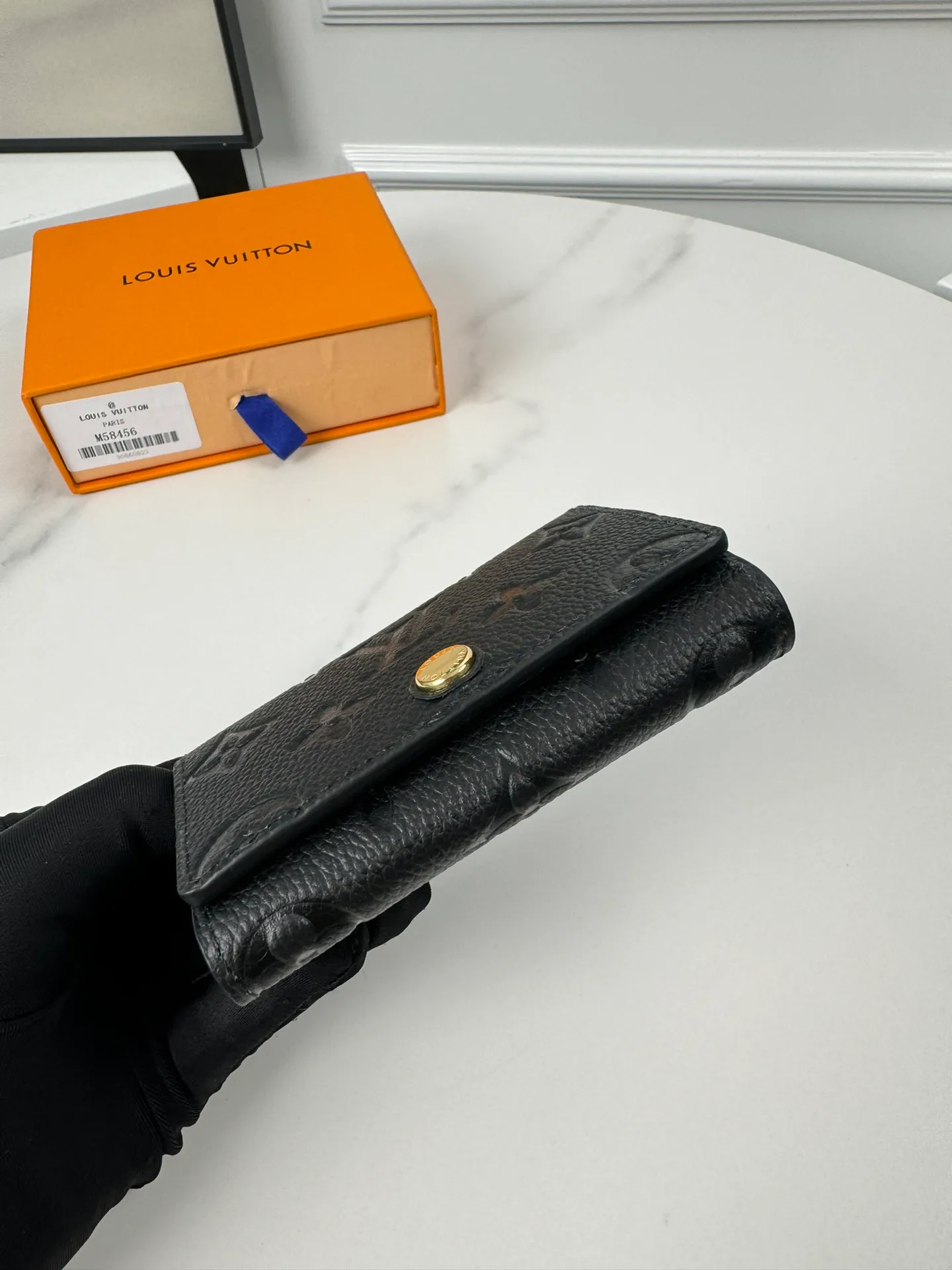P340🇫🇷Exclusive real shot of overseas original single M58456! This business card holder is made of Monogram Empreinte leather, embossed with the iconic Monogram pattern, and is slim and compact. The flap is finished with Louis Vuitton-engraved snaps, and there's an accordion compartment and card slot underneath. Exquisite and fashionable, a perfect gift choice. Size: 10.5×8cm