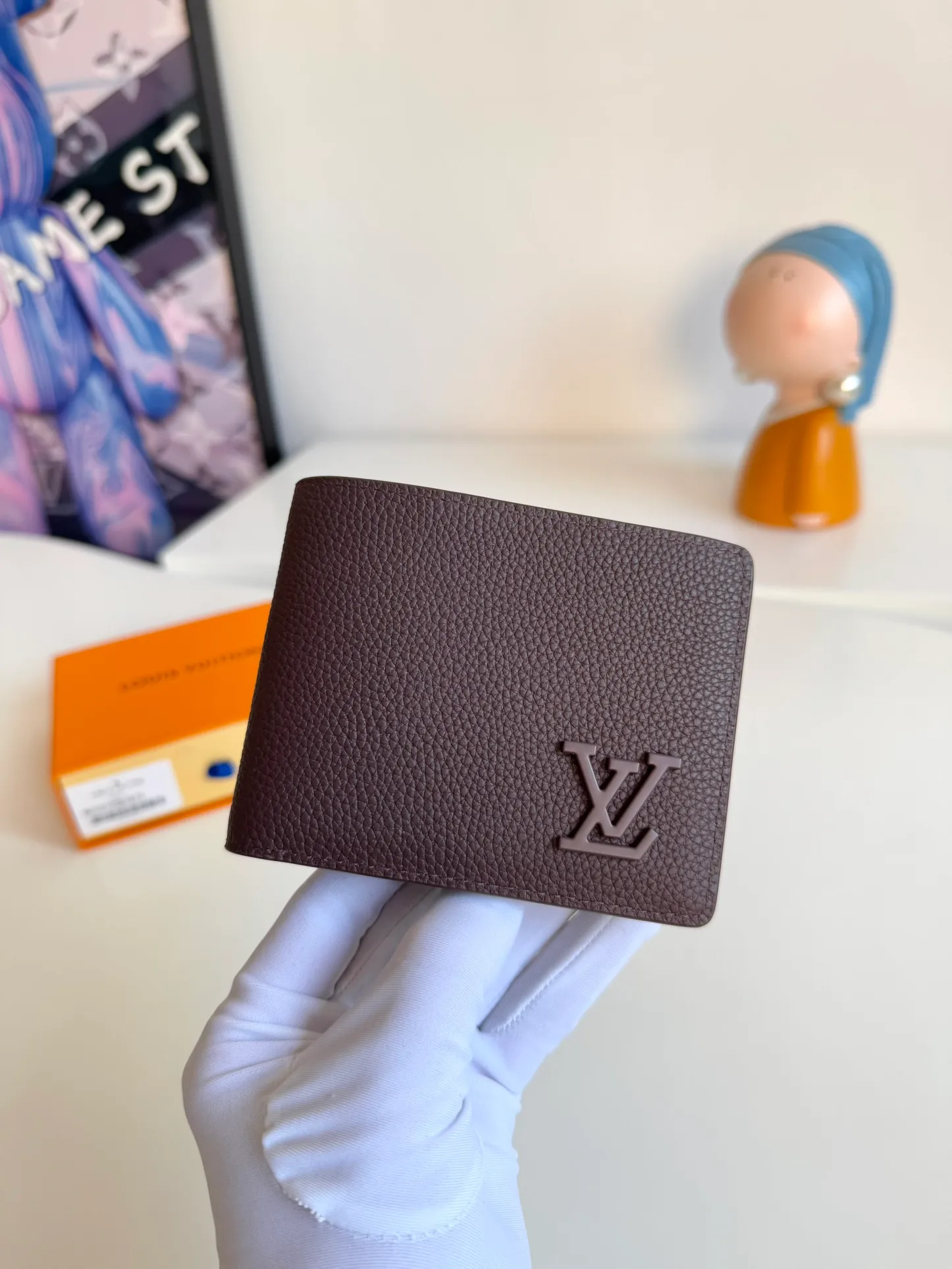 P360🇫🇷Exclusive real shot of overseas original order M69829 coffee! The LV Aerogram Multiple Wallet puts a new spin on a classic design. Exquisite craftsmanship gives the cow leather a rich grain texture, and the metal LV letters mark the brand identity. It can be easily matched with LV Aerogram series handbags. Size: 11.5×9×1.5cm