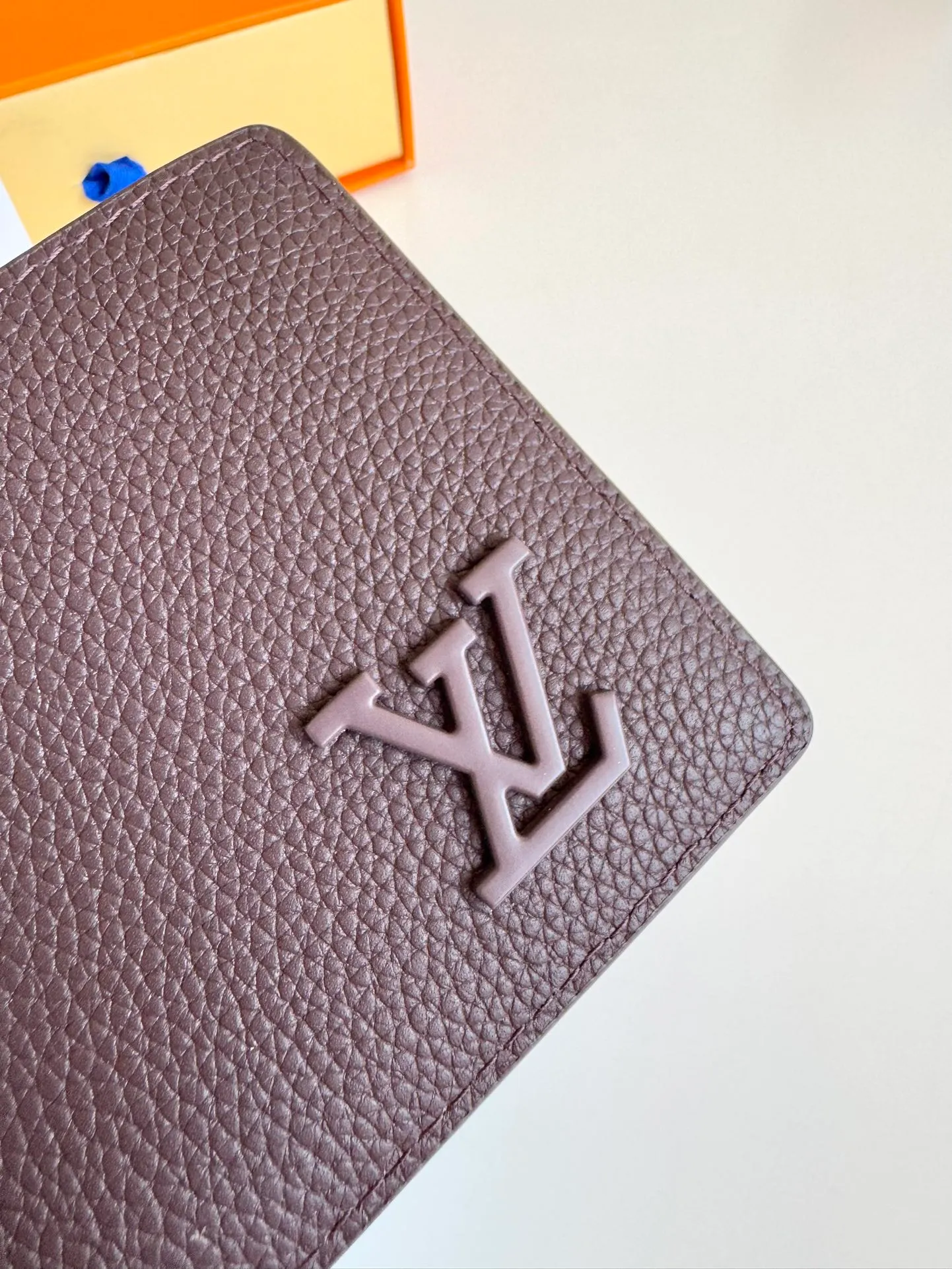 P360🇫🇷Exclusive real shot of overseas original order M69829 coffee! The LV Aerogram Multiple Wallet puts a new spin on a classic design. Exquisite craftsmanship gives the cow leather a rich grain texture, and the metal LV letters mark the brand identity. It can be easily matched with LV Aerogram series handbags. Size: 11.5×9×1.5cm