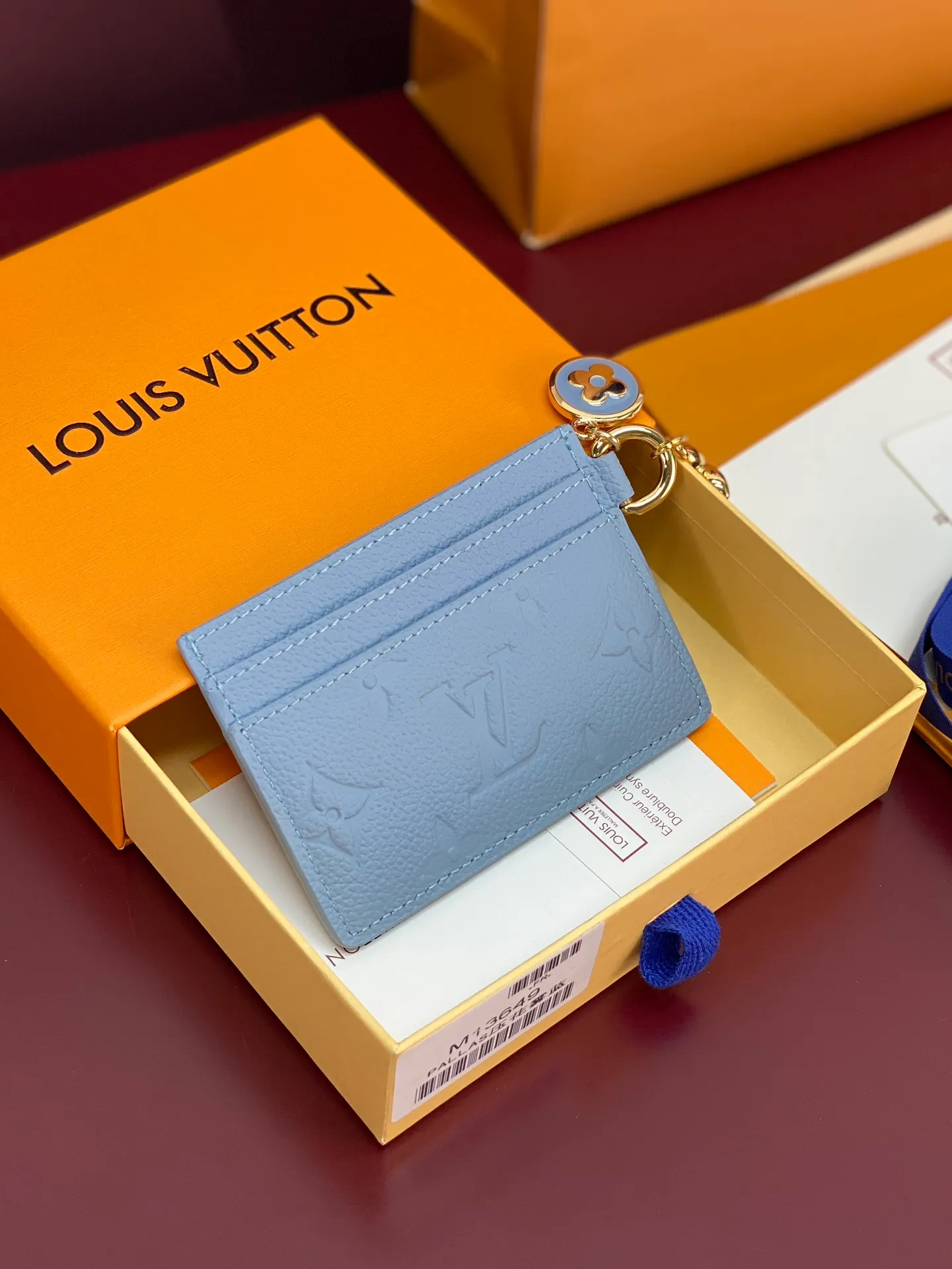 M13647 blue! LV CHARMS card holder! The LV Charms card holder from the LV Ski collection brings a pop of color to any accessory. Monogram Empreinte leather creates a unique structure. Monogram floral decorations are made of enamel technology and metal materials. There are card slots on both sides and a large compartment in the middle.  7.3 x 0.3 x 10.2 cm (height x width x length). 💰340