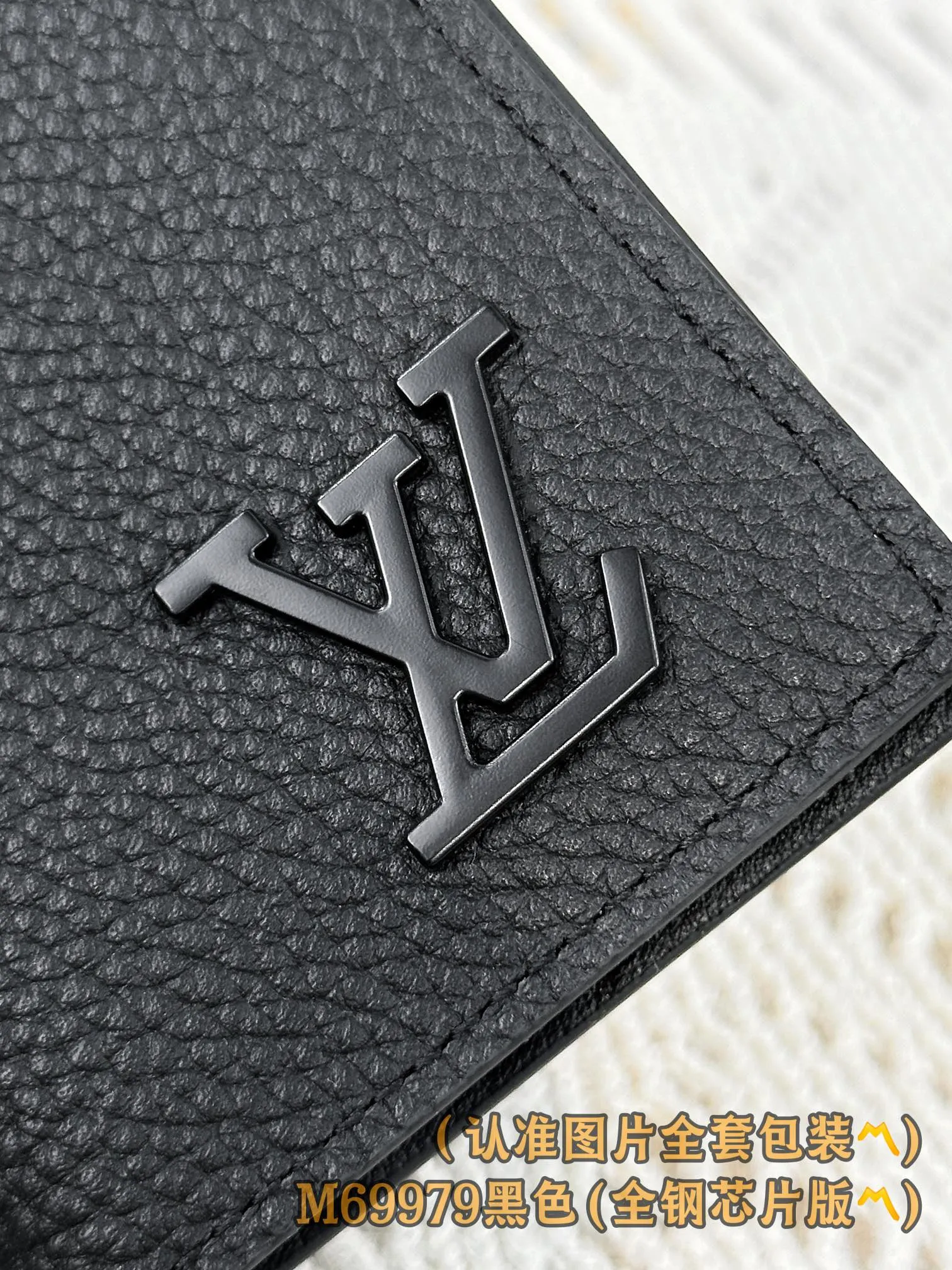 M69979 black (〽️A-grade all-steel version〽️) personalized customization, code change chip! All-Pocket Wallet This all-purpose pocket wallet from the LV Aerogram series is made of grained cowhide in low-key and chic tones. The compact design is embellished with the same-tone metal LV Initials logo. It has three business card compartments and five pockets inside, which can store business cards, receipts and banknotes in an orderly manner, while the external pocket provides easy access to frequently used cards.  7.5 x 11.1 x 1 cm (length x height x width) Premium 250