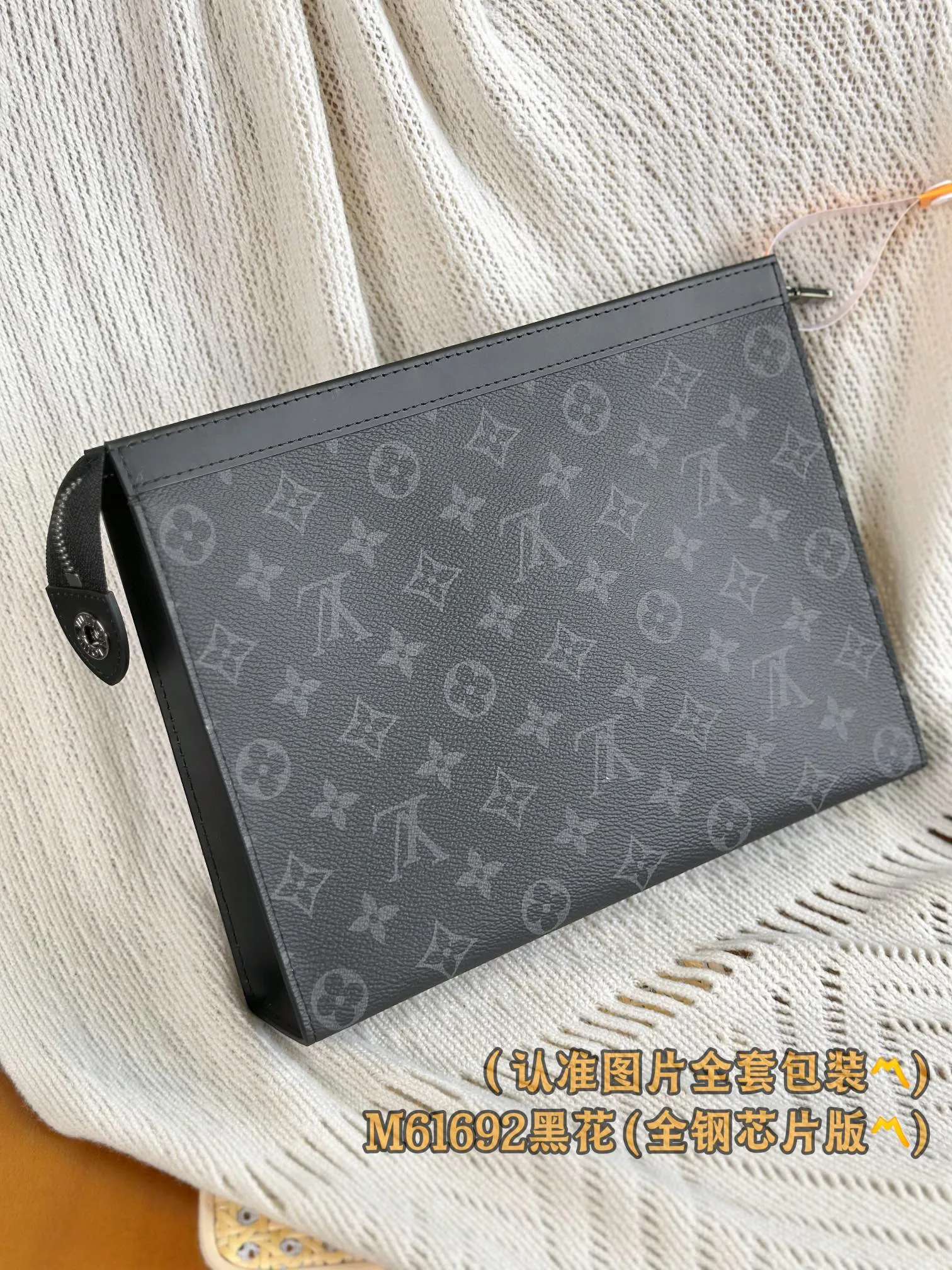 M61692 Black Flower (〽️Grade A all-steel〽️) Personalized customization! Transcoding chip, Pochette Voyage Medium Handbag Cut from the new iconic black and gray Monogram Eclipse canvas, this tough new Pochette Voyage Medium Handbag can easily store personal belongings. 27 x 21 x 6 cm (Length x Height x Width) Premium 430